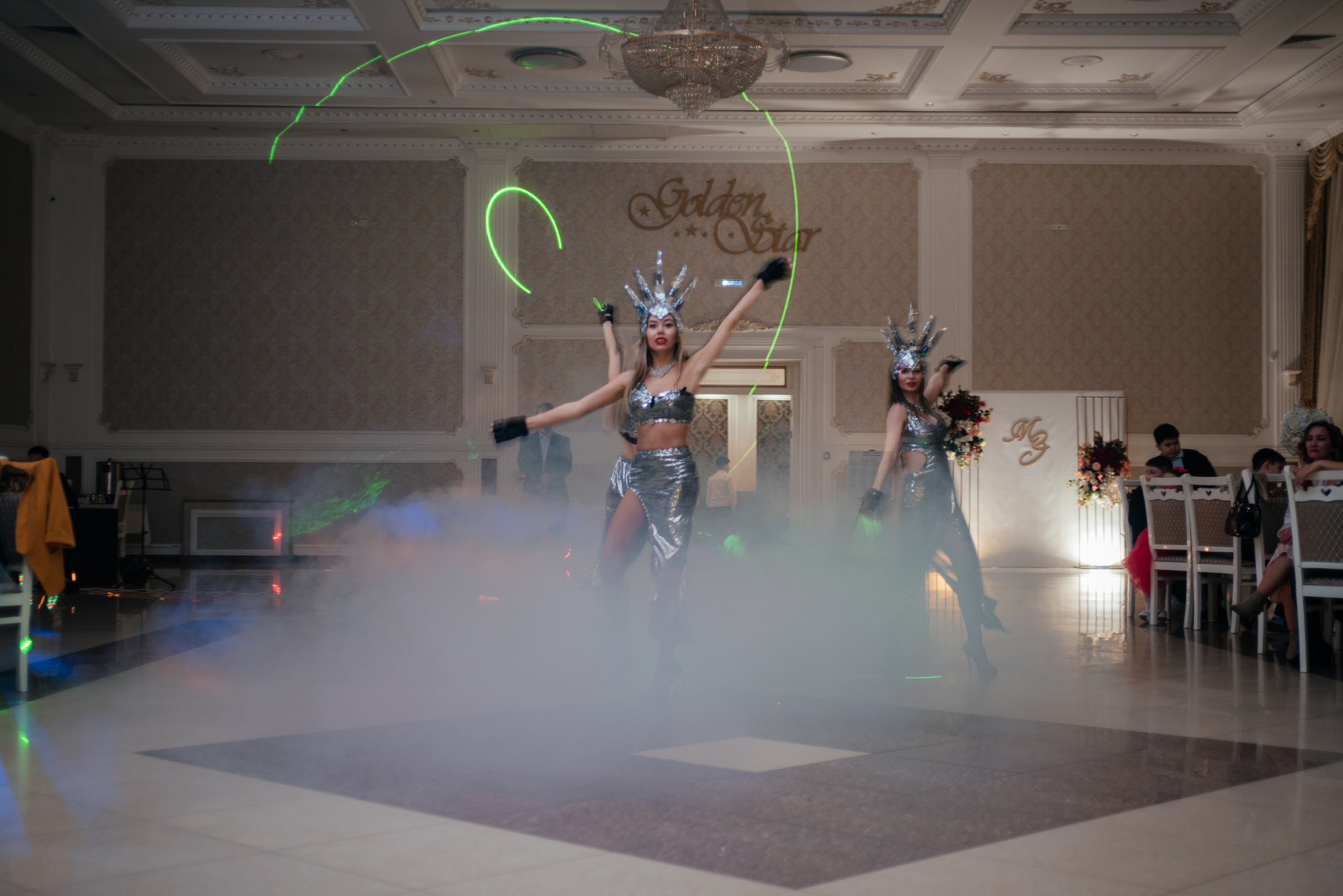 Танцы на банкете. Свадебные фотограф и видеограф в Саратове