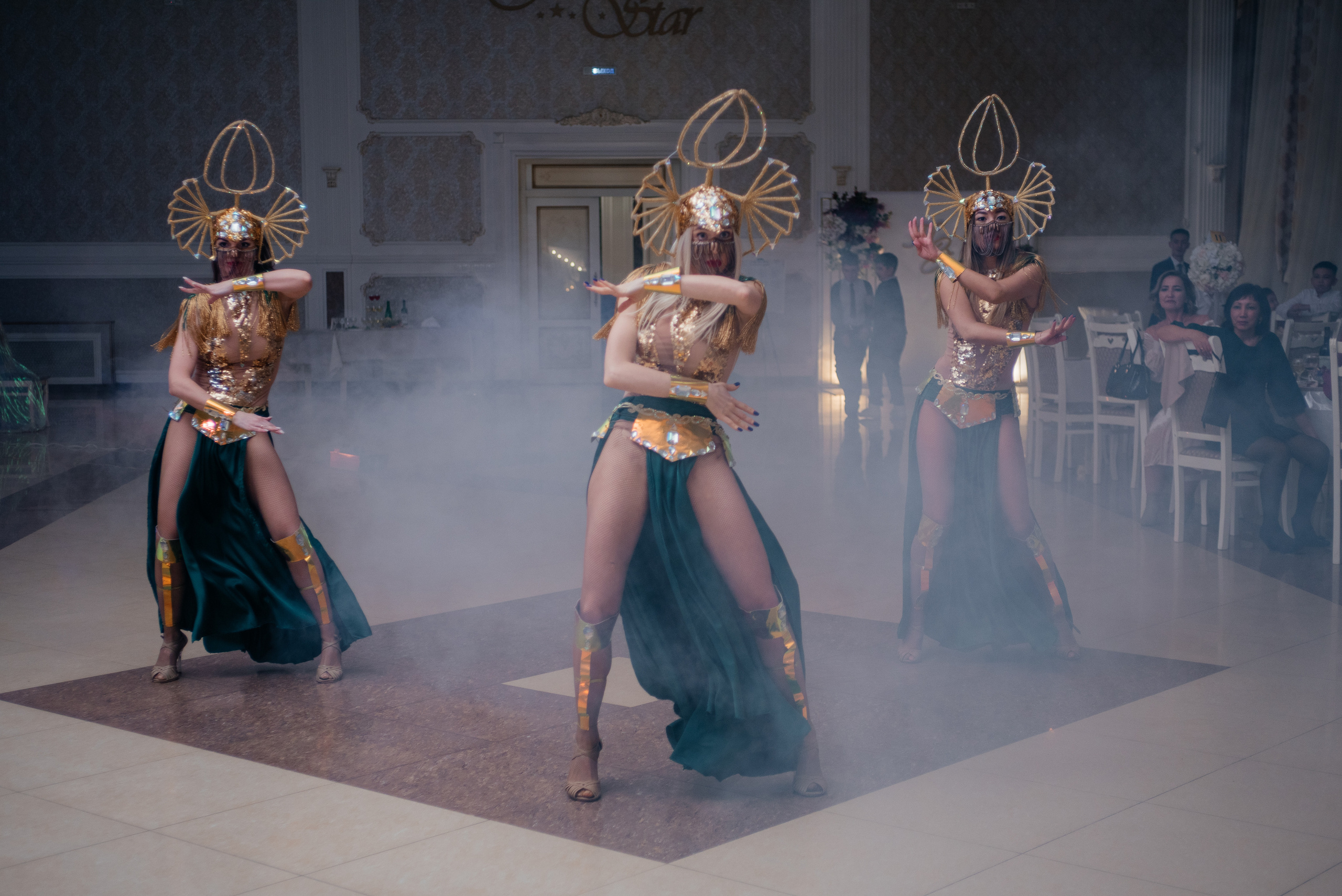 Танцы на банкете. Свадебные фотограф и видеограф в Саратове