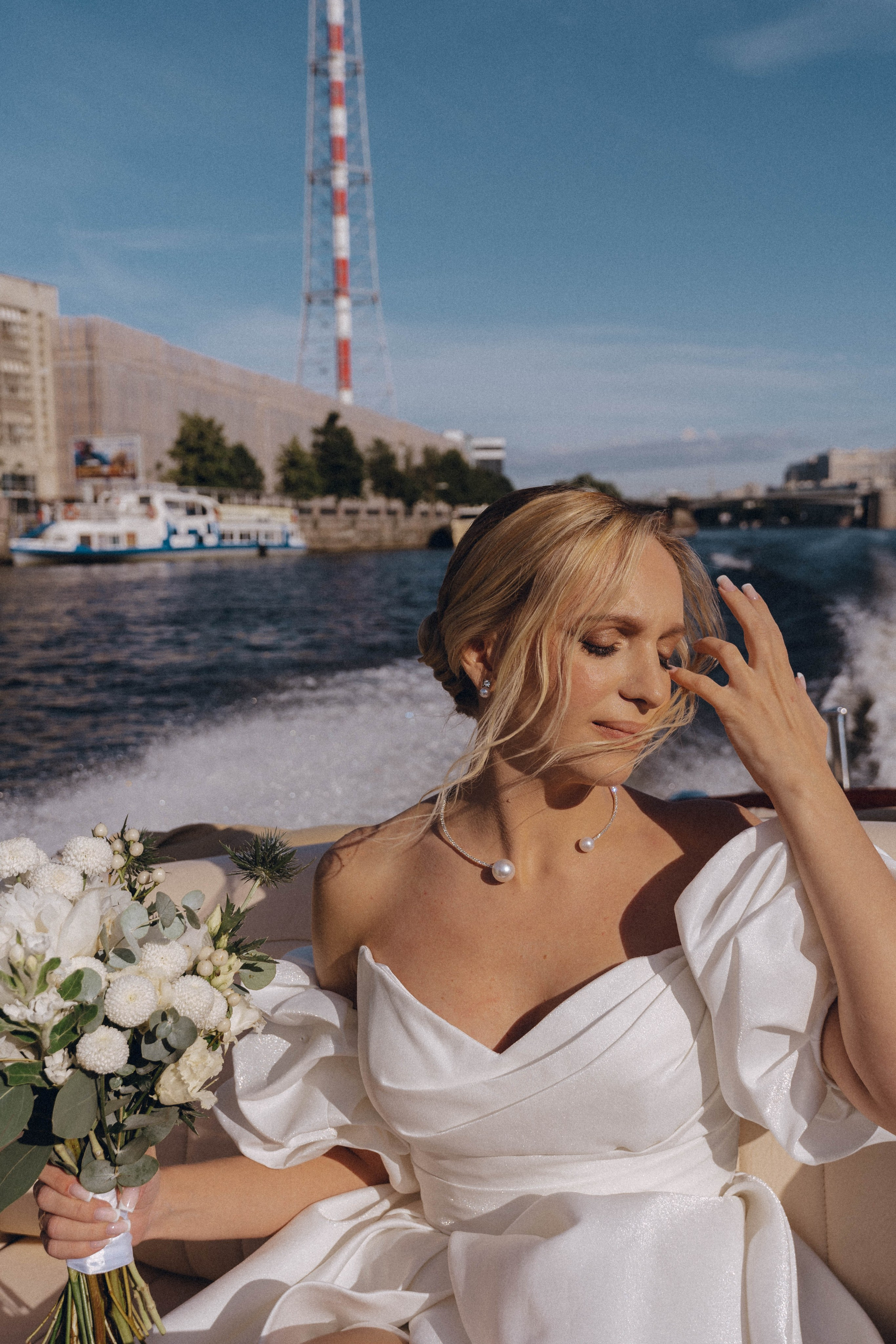 СВАДЕНБНАЯ СЬЕМКА НА КАТЕРЕ ПО КАНАЛАМ САНКТ-ПЕТЕРБУРГА И В АКВАТОРИИ НЕВЫ. Профессиональный фотограф, Санкт-Петербург — Виктория Богомолова