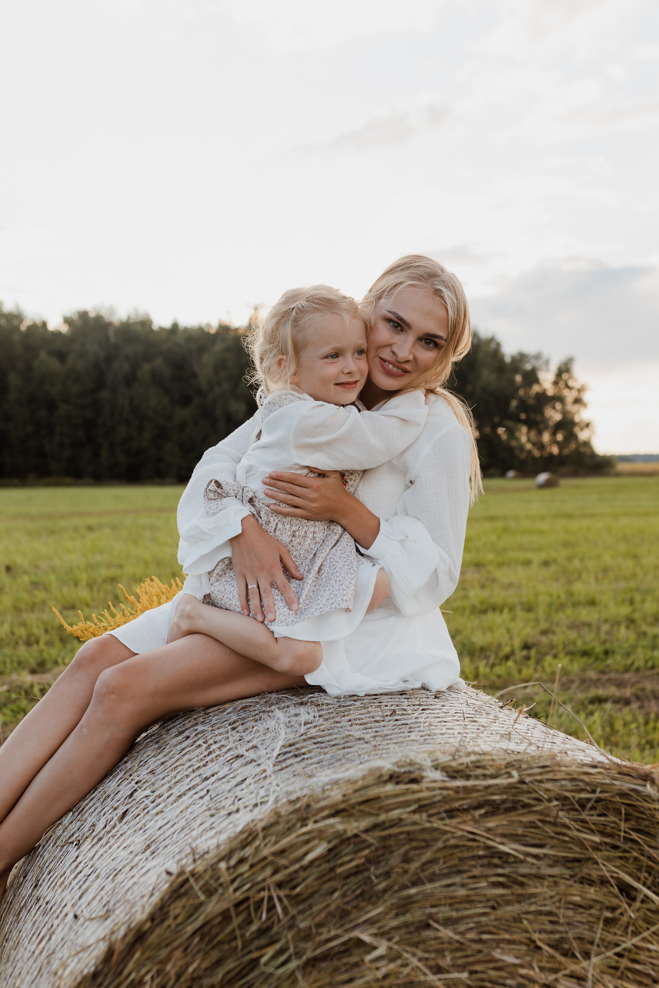 Семья Смирновых в поле с сеном. Семейный и детский фотограф в городе Подолск МО Крылова Ирина