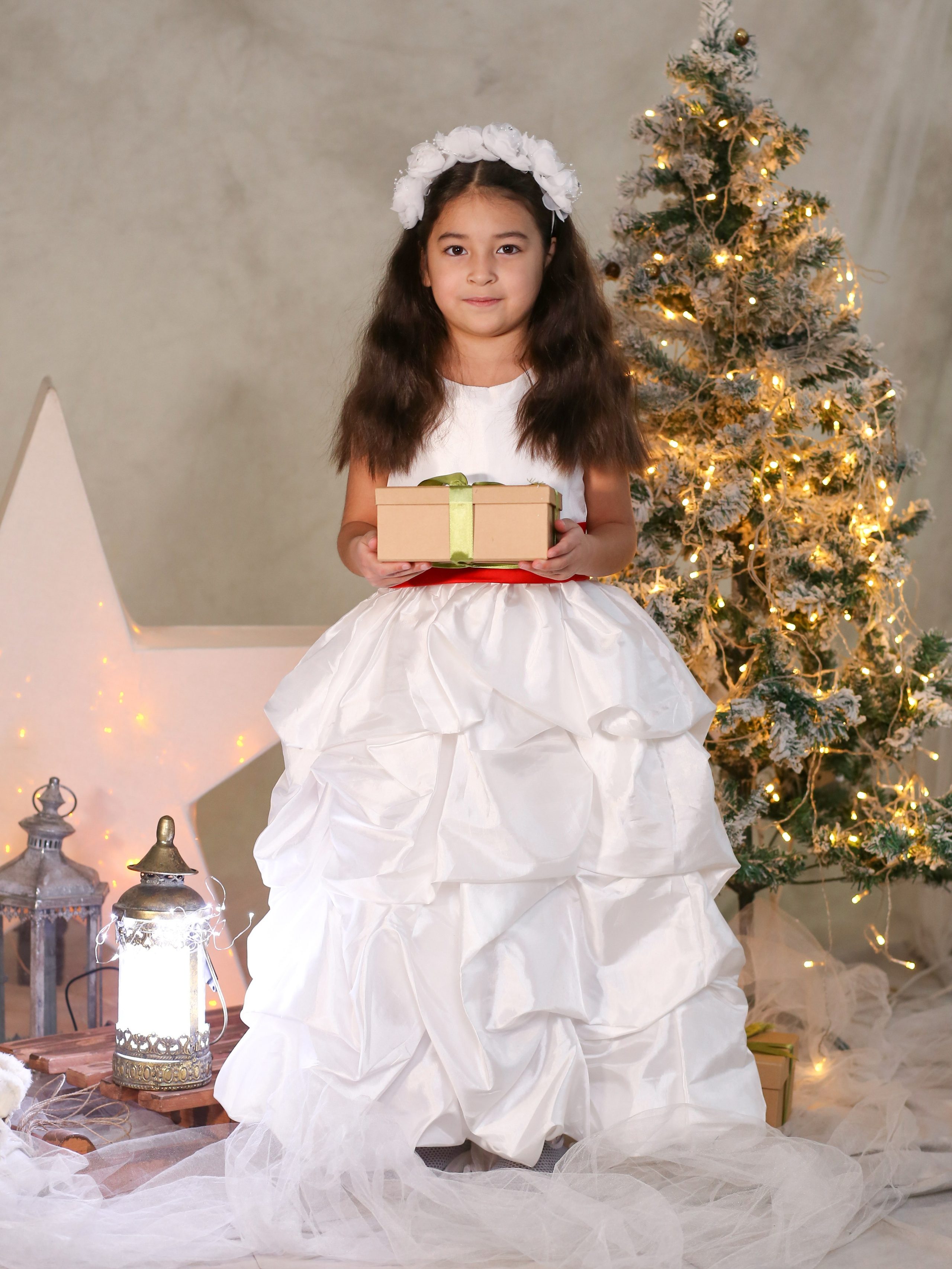 Общее фото в детском саду с выездным реквизитом в Тюмени. Выпускные альбомы в Тюмени для школ, садов, вузов спортивных секций