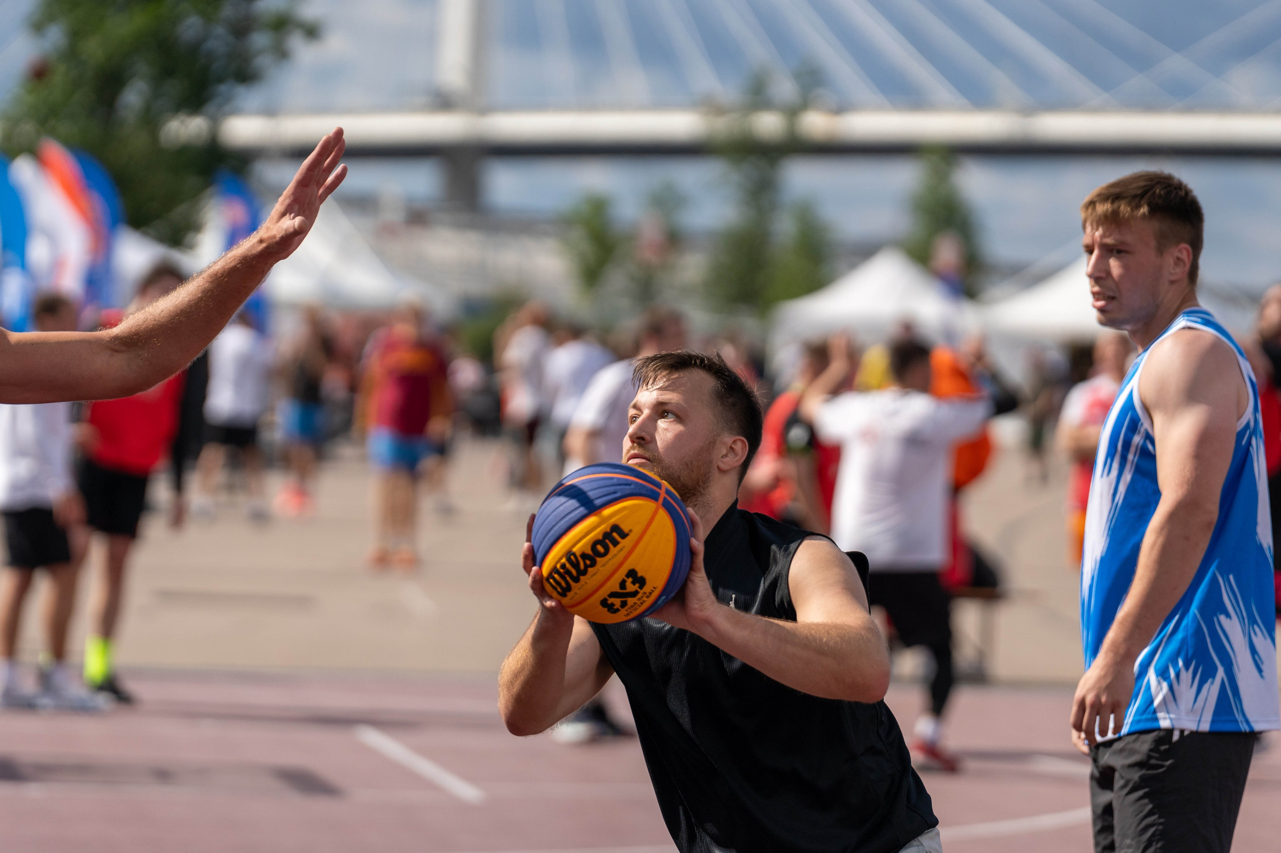 Спортивный фотограф Санкт-Петербурга снимает бросок на турнире «Оранжевый мяч»