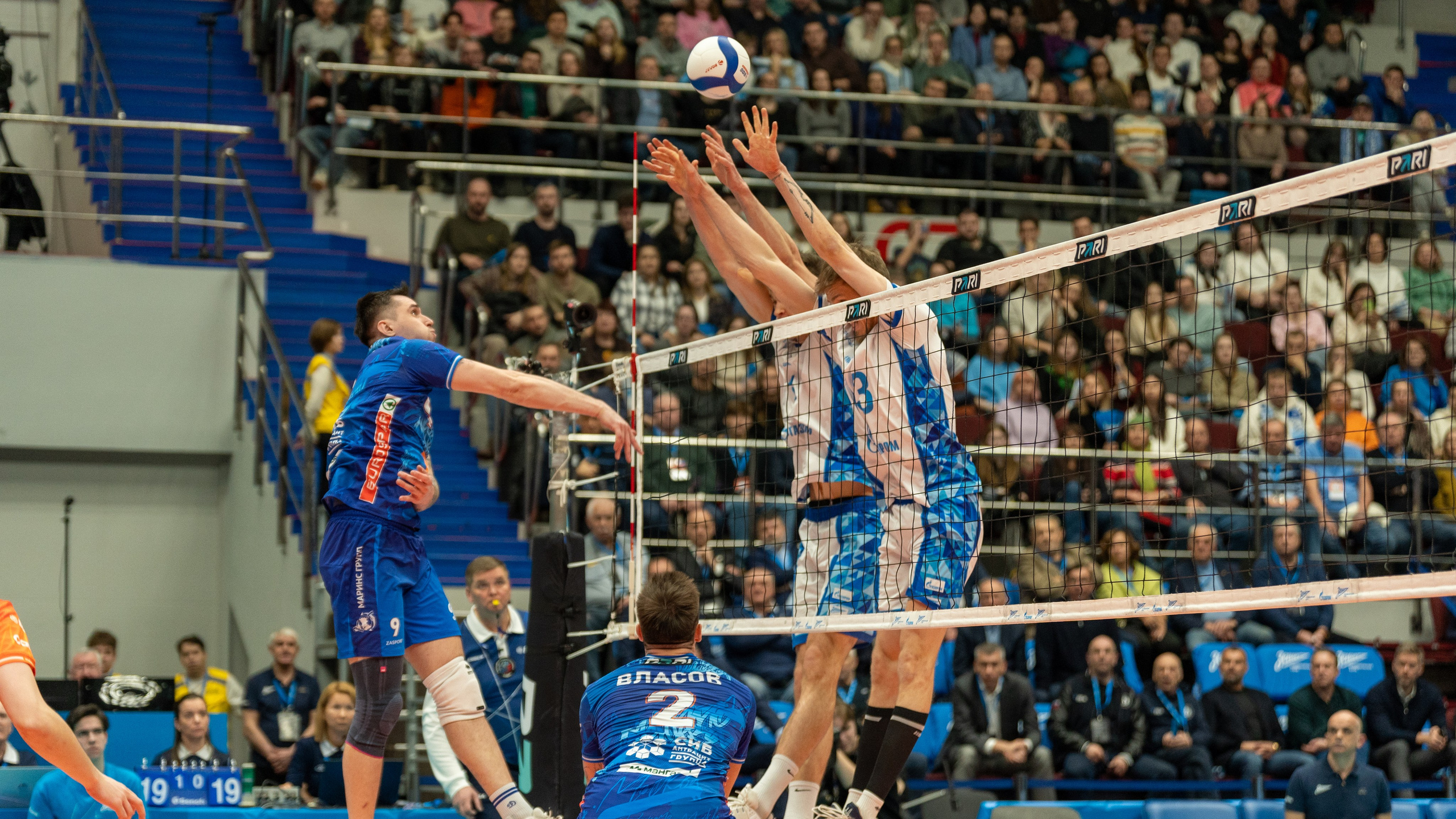 Мощная атака игрока «Динамо» в прыжке — динамичная спортивная фотосъёмка матча в Санкт-Петербурге, репортаж, волейбол, эмоции, СПб.