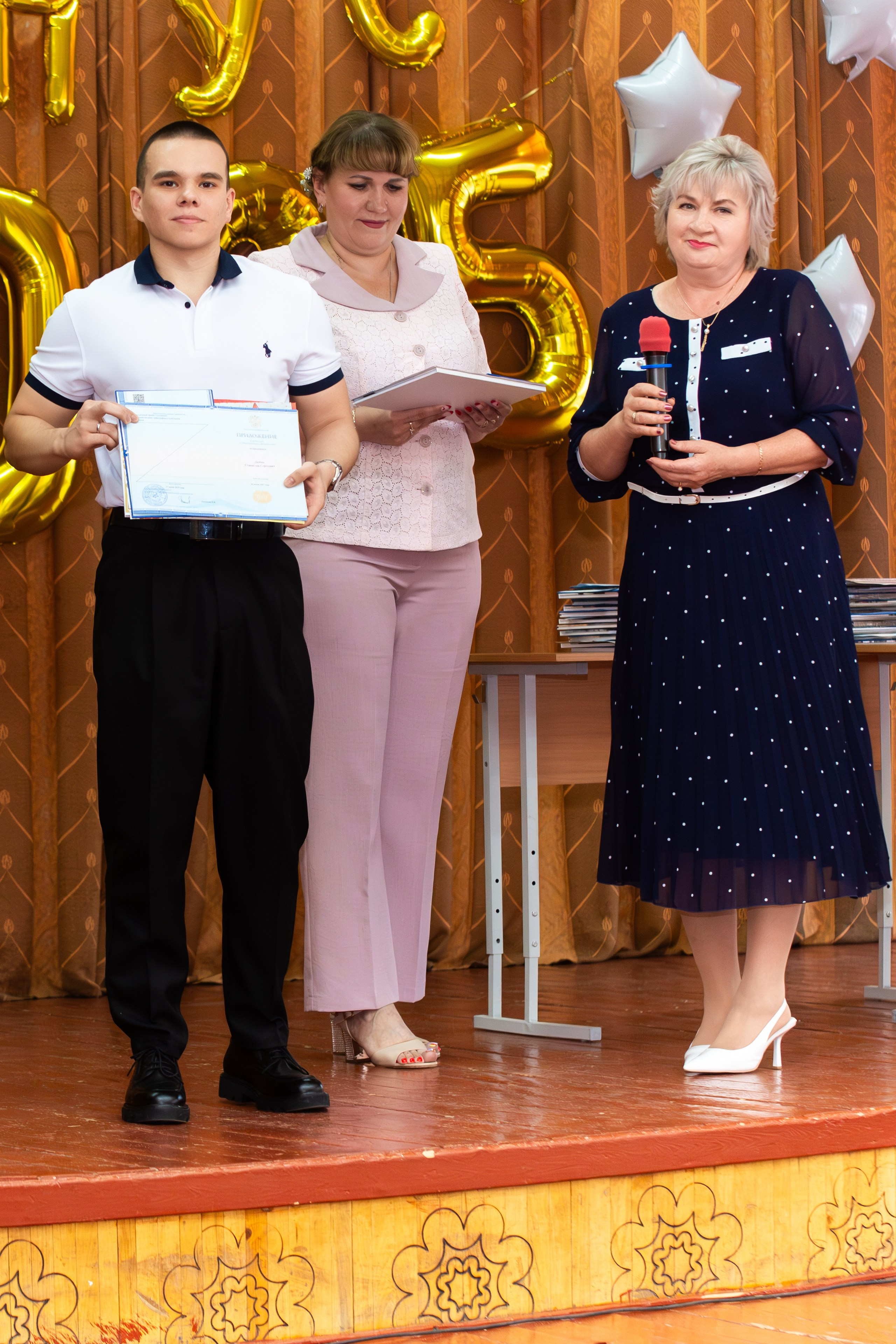 ВРУЧЕНИЕ ДИПЛОМОВ 2025 9 ШКОЛА Г.МЦЕНСК. Профессиональный фотограф в Мценске и Орловской области