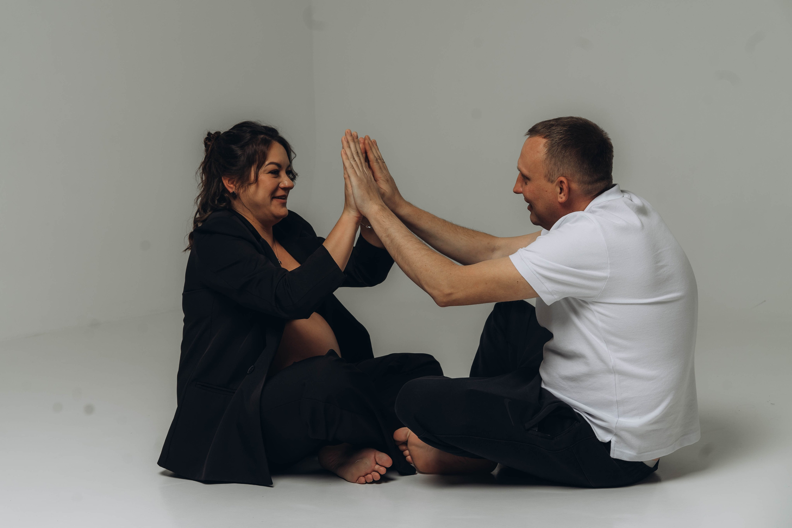 Беременность съемка пары в студии. Фотограф Екатеринбург Кокшарова Александра