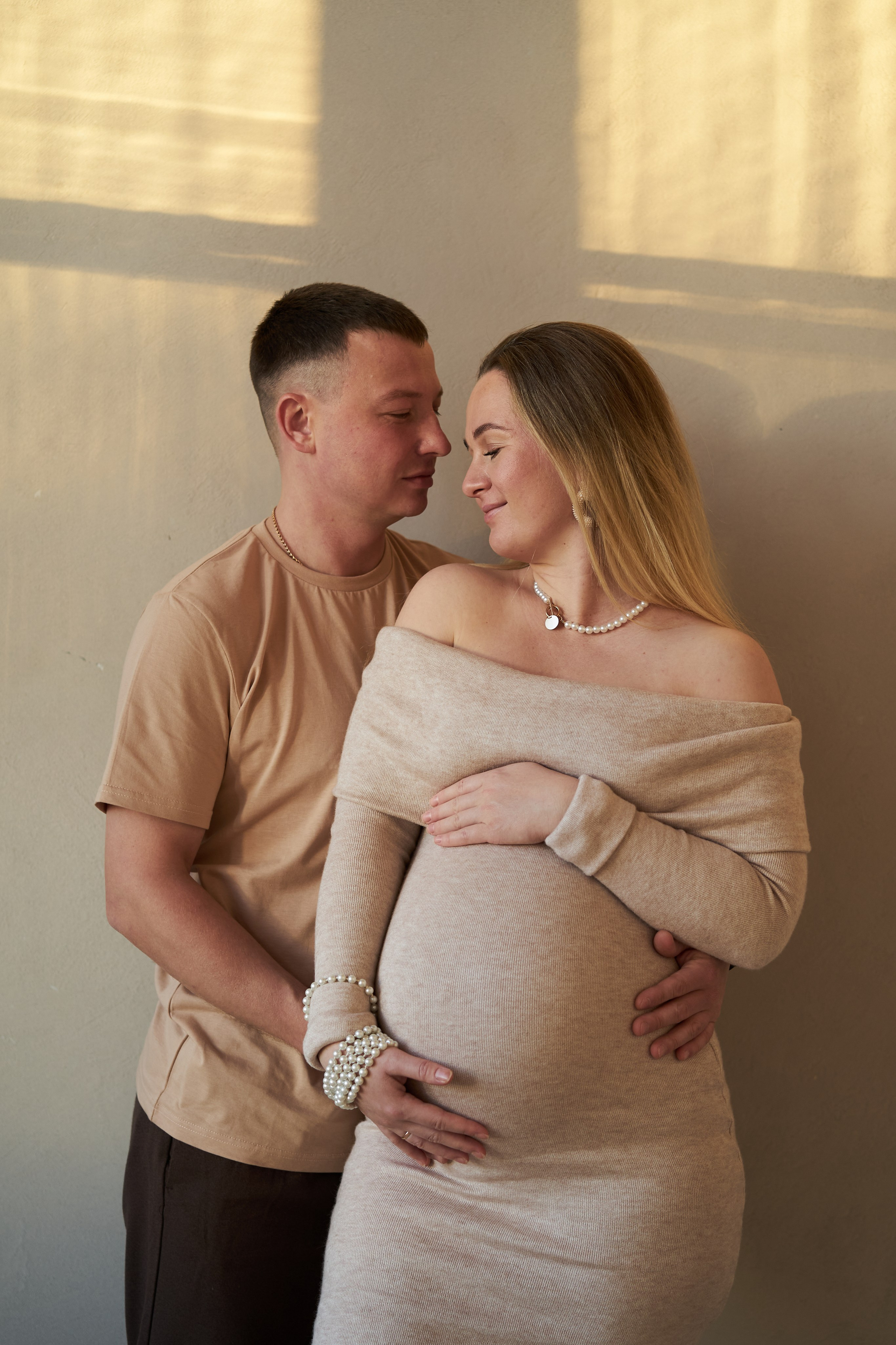 Семейная фотосессия беременность в студии. Фотограф Екатеринбург Кокшарова Александра