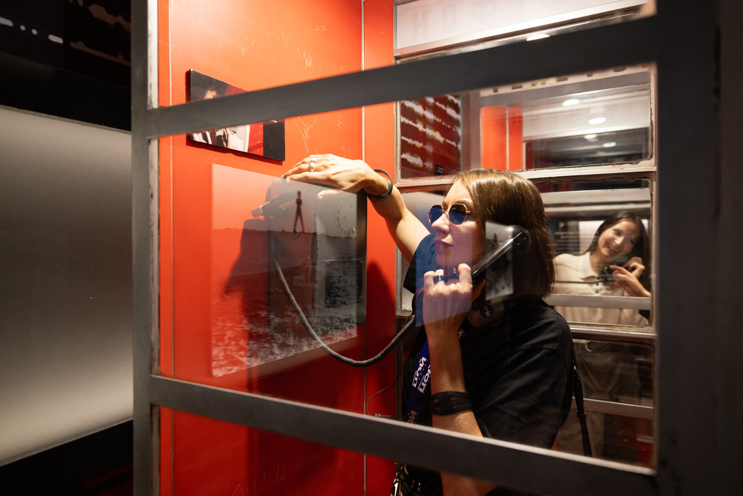 Выставка-байопик «Виктор Цой. Легенда» (10 октября 2025). Репортажный фотограф Алексей Пирязев