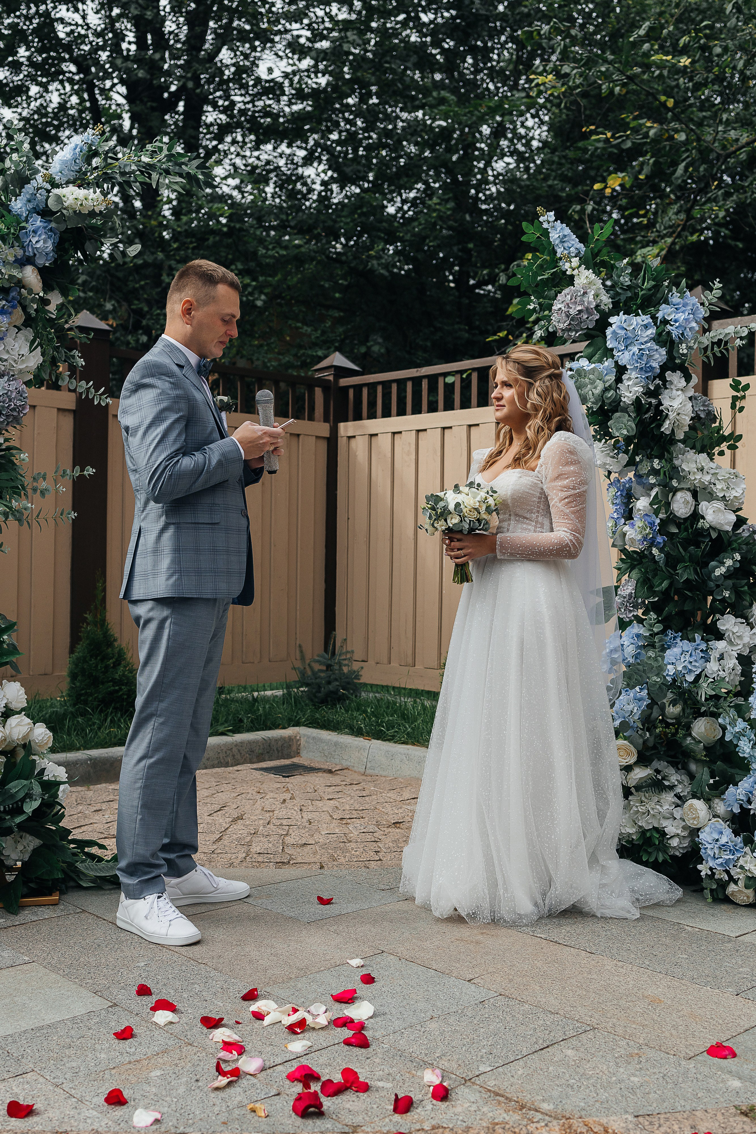 Трогательная выездная церемония в уютном дворике отеля. Олег Сверчков | Свадебный фотограф Вологда