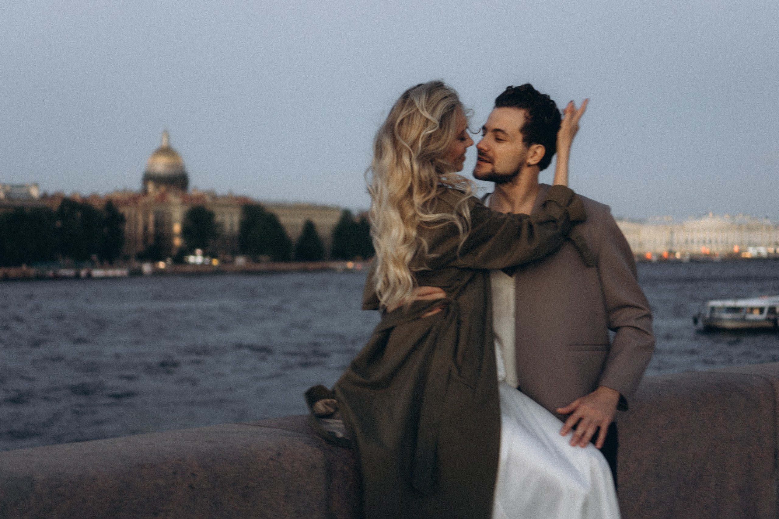СВАДЕБНАЯ СЬЕМКА ПАРЫ НА РАССВЕТЕ В БЕЛЫЕ НОЧИ И ПРОГУЛКА С РАЗВОДНЫМИ МОСТАМИ И ПИКНИК ВОЗЛЕ ИСАКИЕВСКОГО СОБОРА. Профессиональный фотограф, Санкт-Петербург — Виктория Богомолова
