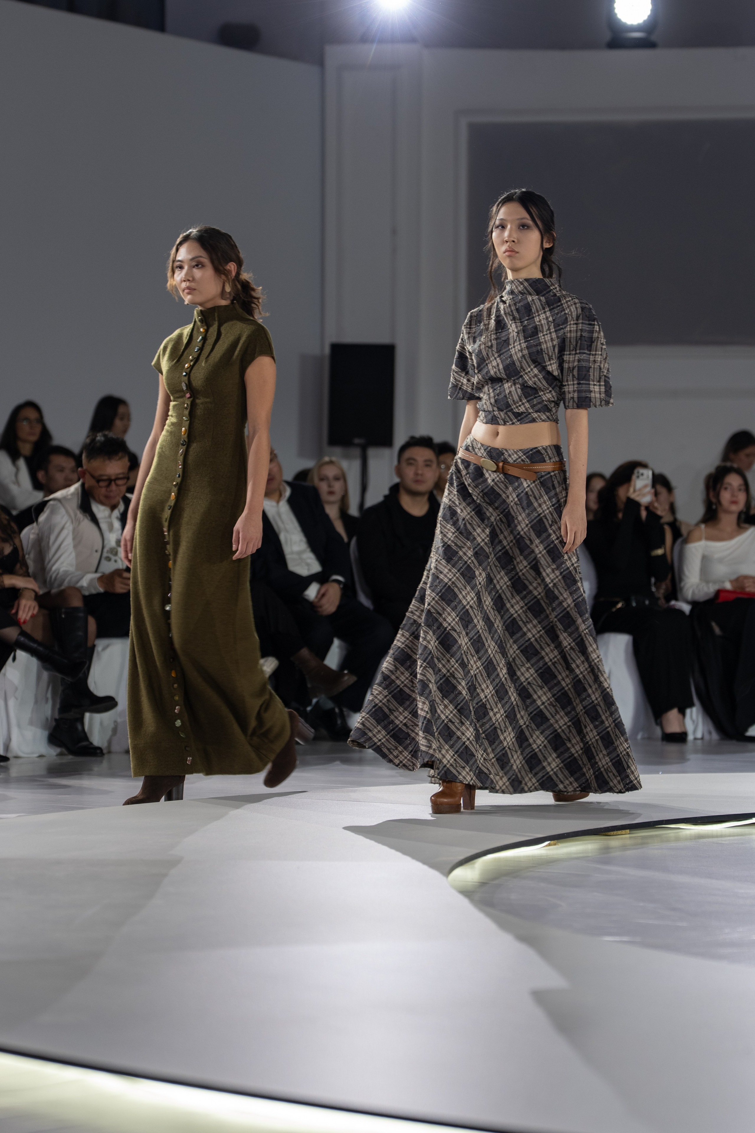 Design August. Сайт Алматинского НЮ АРТ, будуар и фэшн фотографа Дениса Карпенко