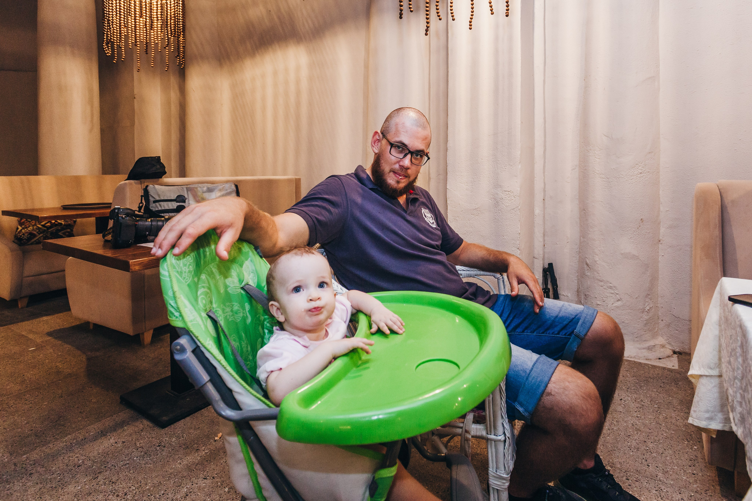 День рождение в уютном ресторане. Фотограф Денис Денисов