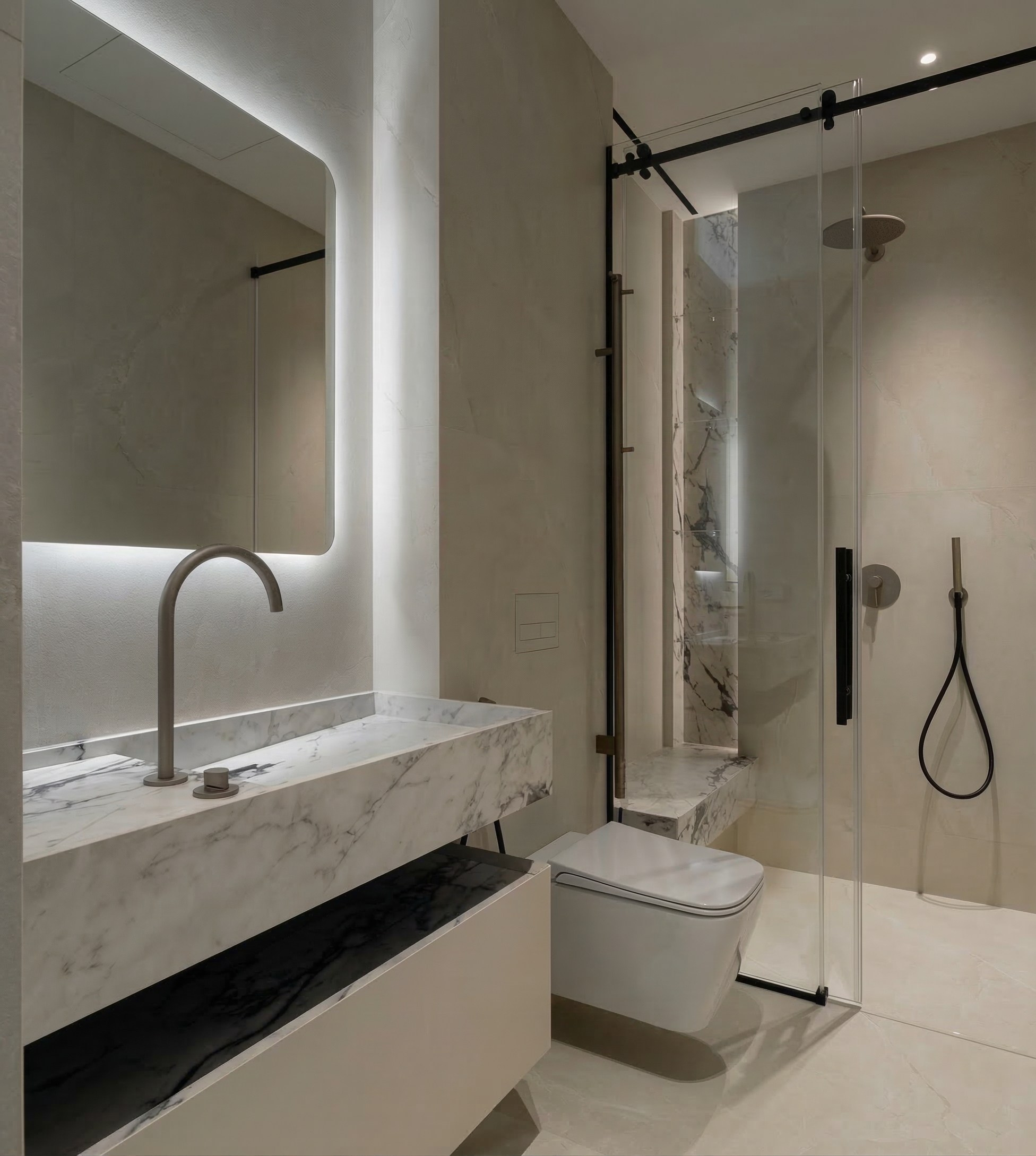 Интерьер совмещенного санузла в ЖК ONYX Deluxe: мраморная раковина, подвесной унитаз и душевая кабина с прозрачным стеклом и черным профилем. Дизайн Валерии Котович.