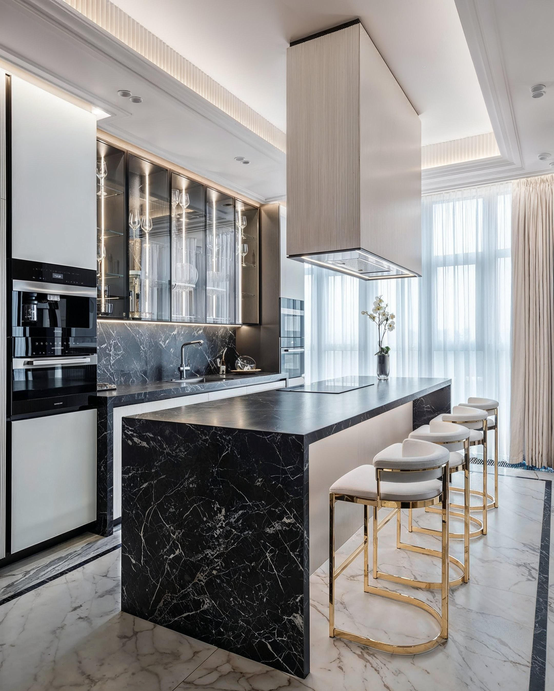 Кухня в современном стиле с черной мраморной столешницей и золотыми элементами — проект Валерии Котович