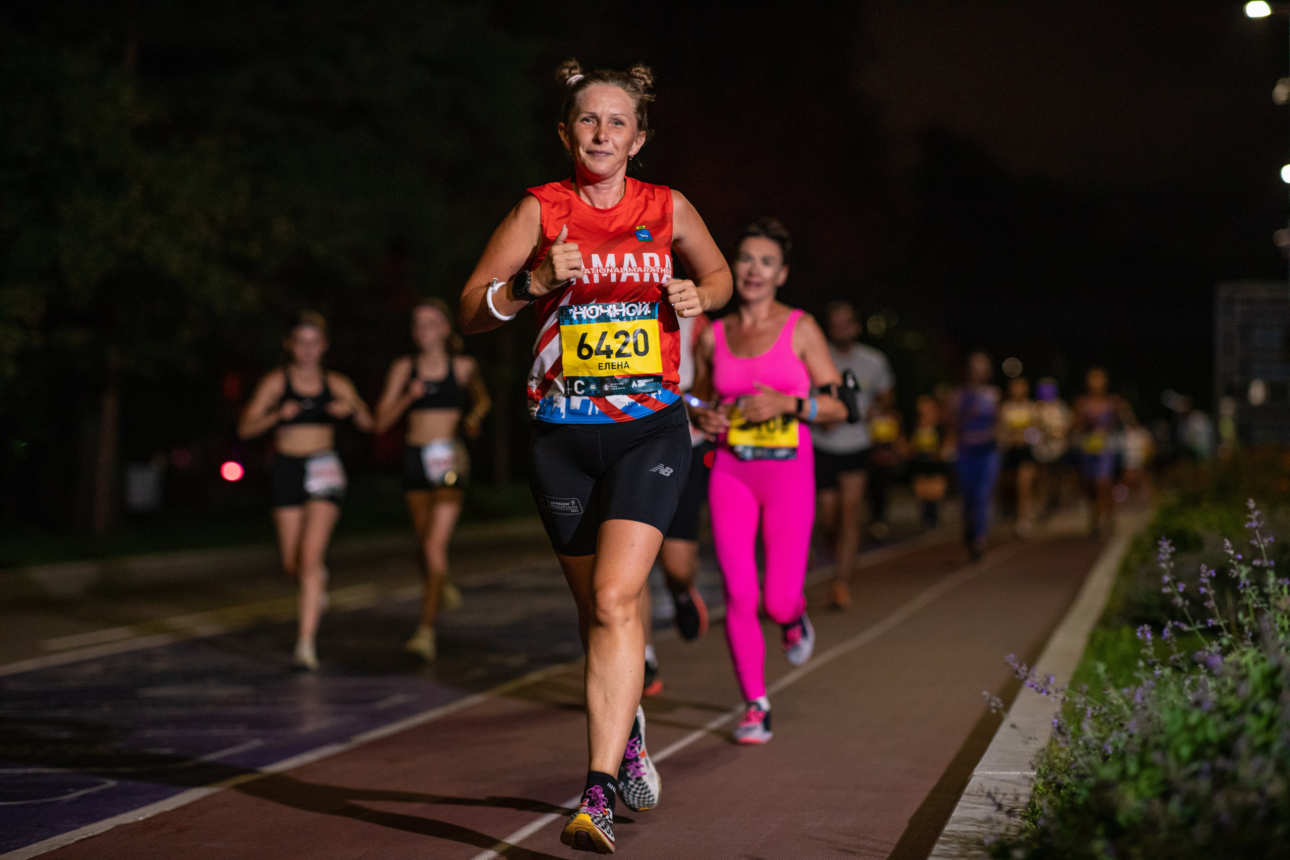 Ночной забег в ленте фотографий бегунов 03.08.24. Фотограф Сергей Ловкий