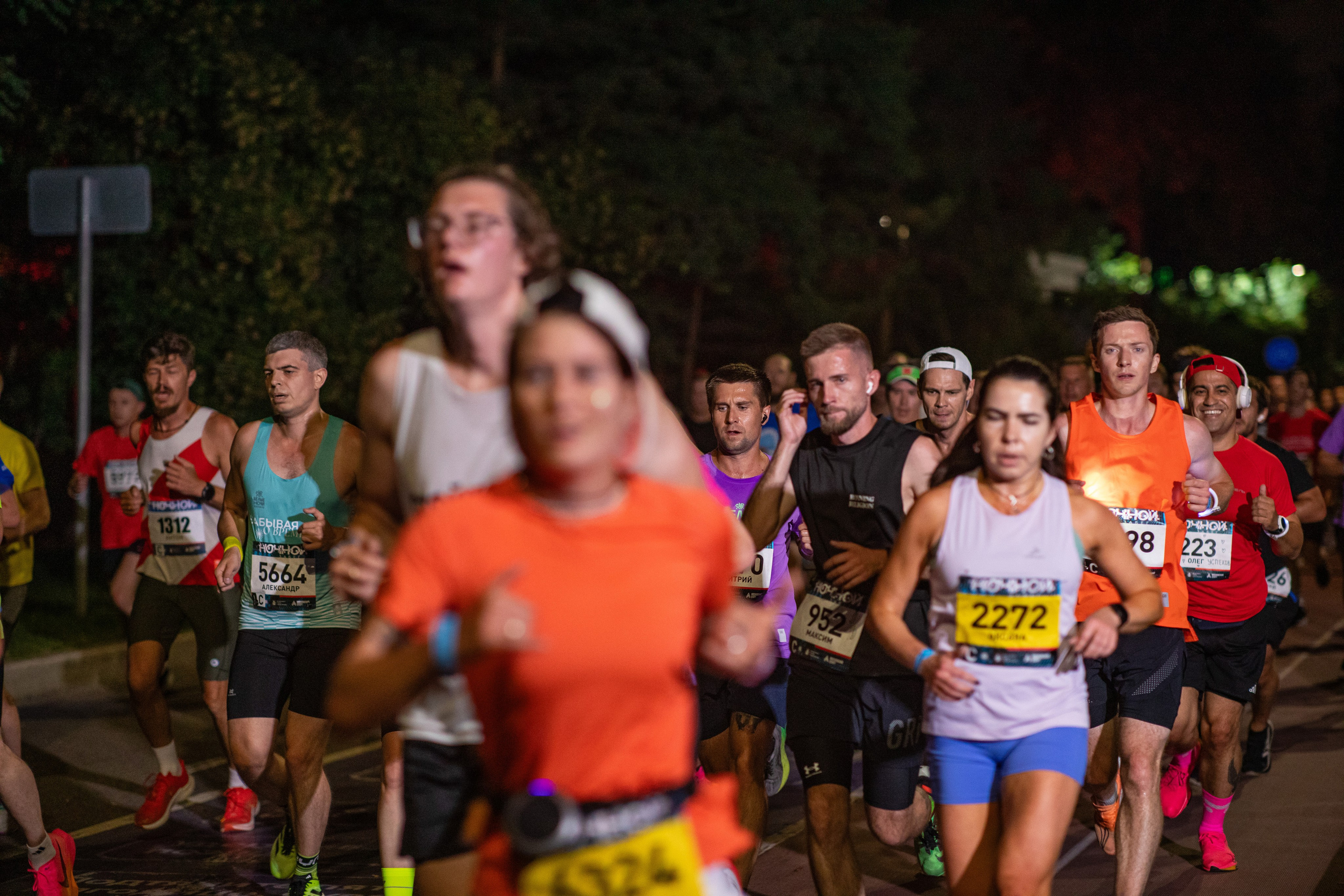 Ночной забег в ленте фотографий бегунов 03.08.24. Фотограф Сергей Ловкий