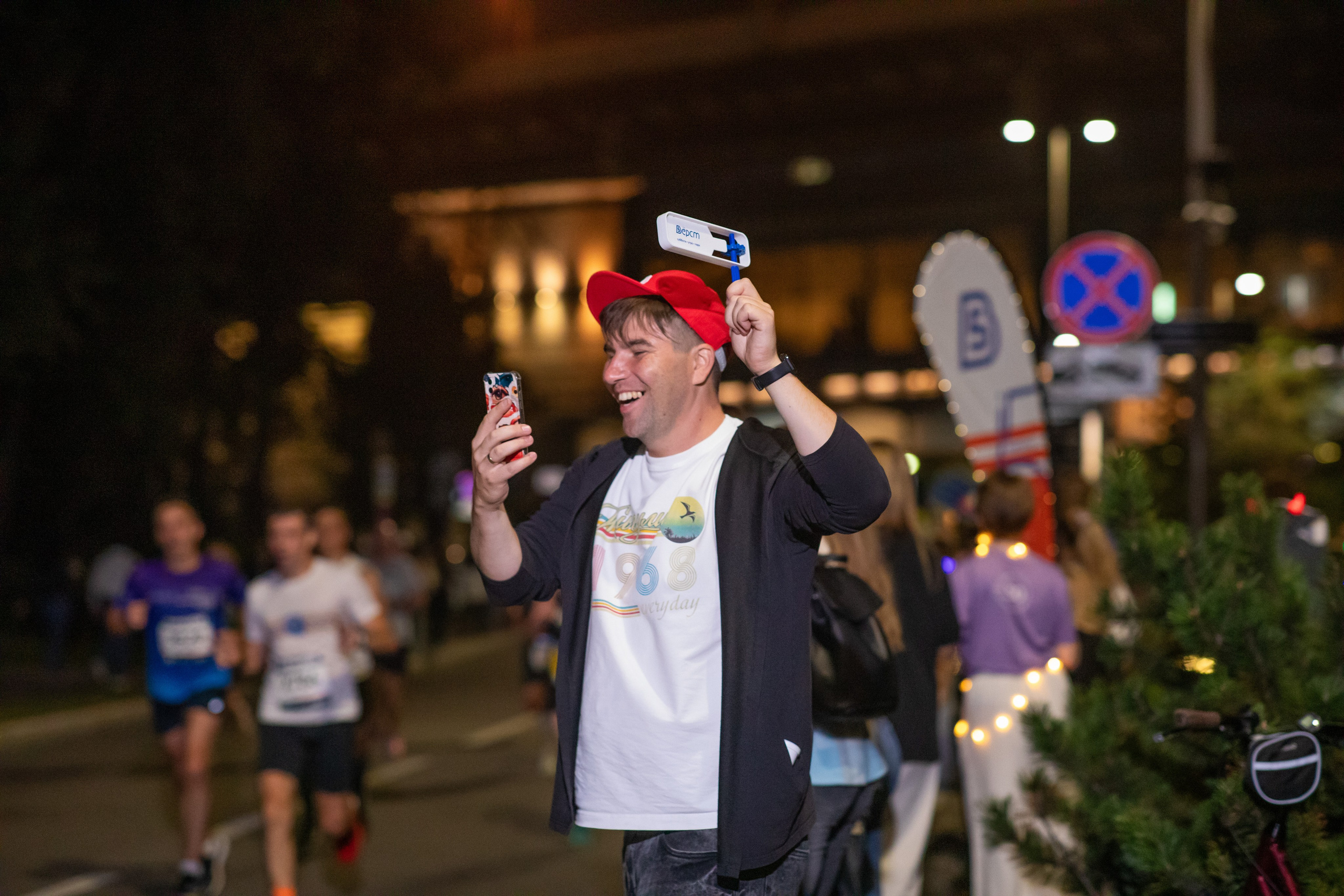 Ночной забег в ленте фотографий бегунов 03.08.24. Фотограф Сергей Ловкий