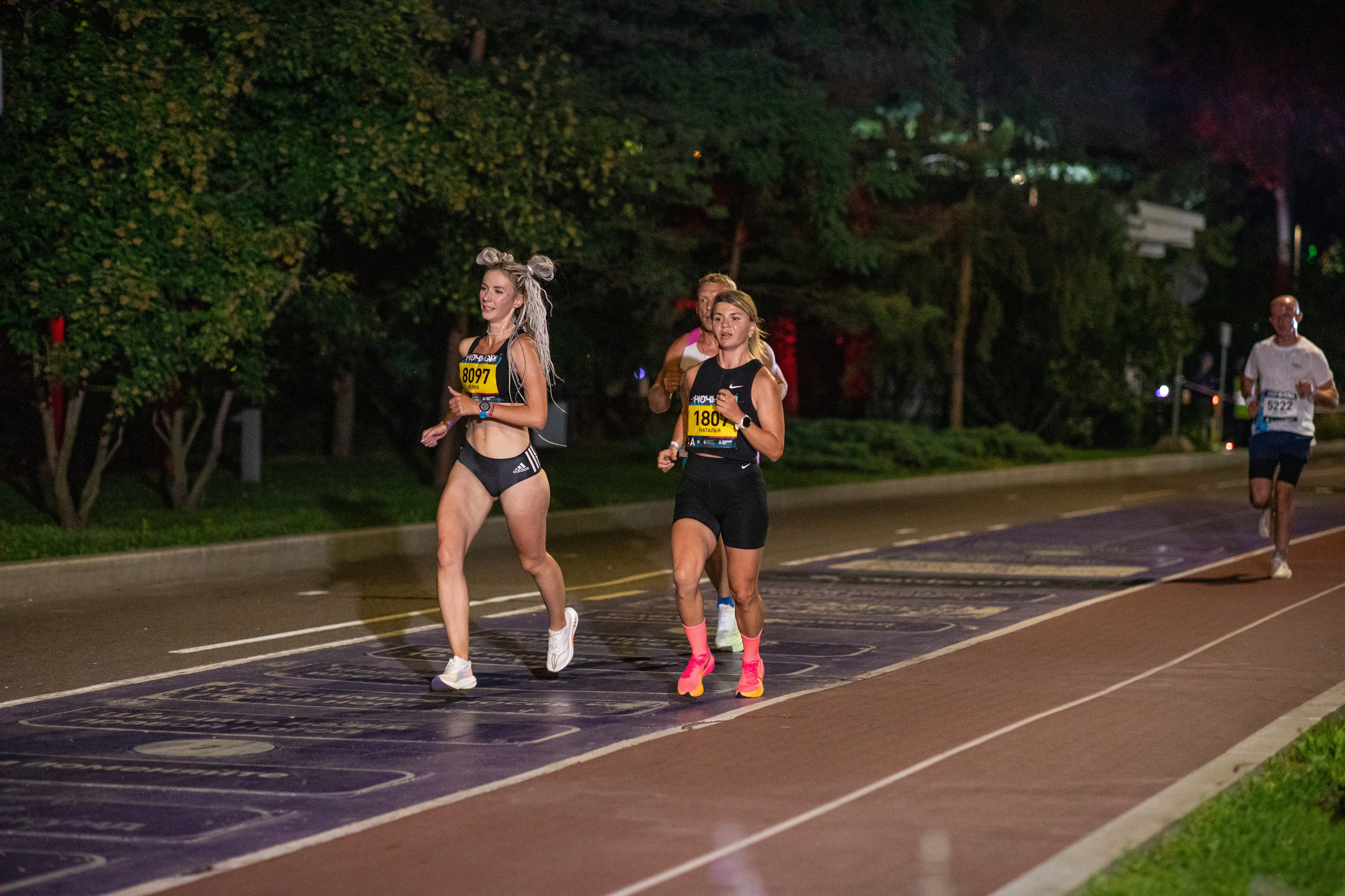 Ночной забег в ленте фотографий бегунов 03.08.24. Фотограф Сергей Ловкий