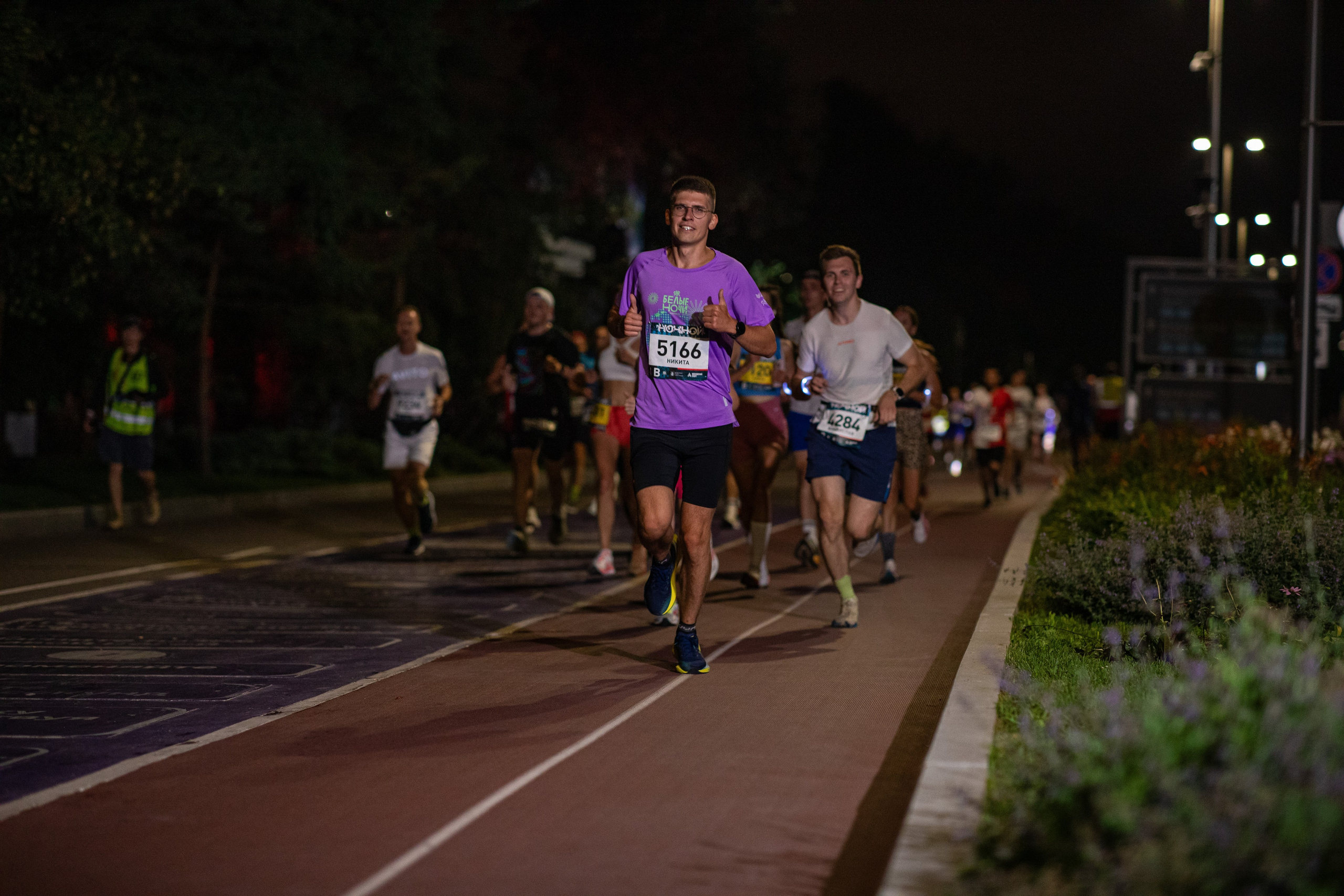 Ночной забег в ленте фотографий бегунов 03.08.24. Фотограф Сергей Ловкий