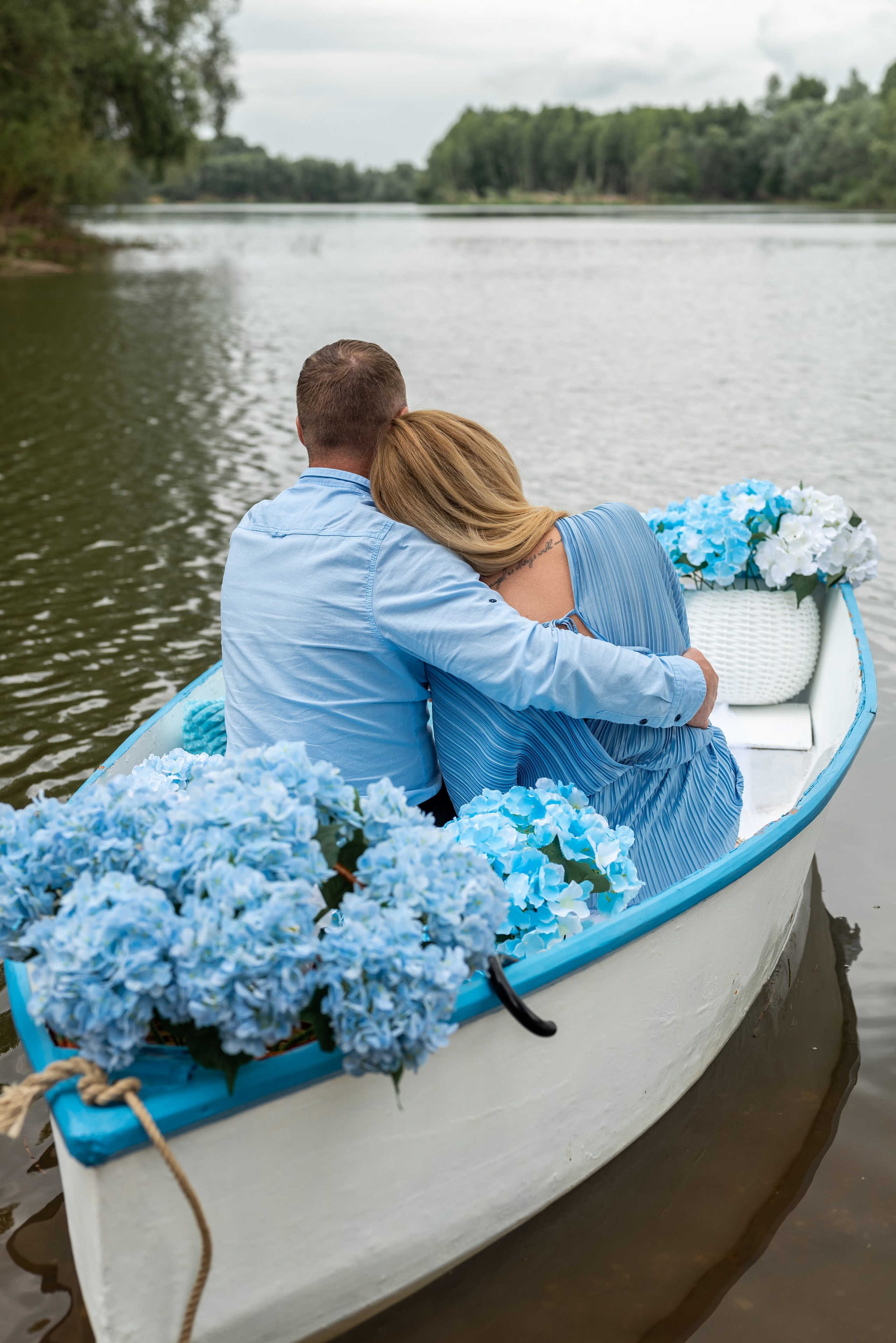 Фотопроект на лодке с голубыми гортензиями. Фотограф в городе Салават