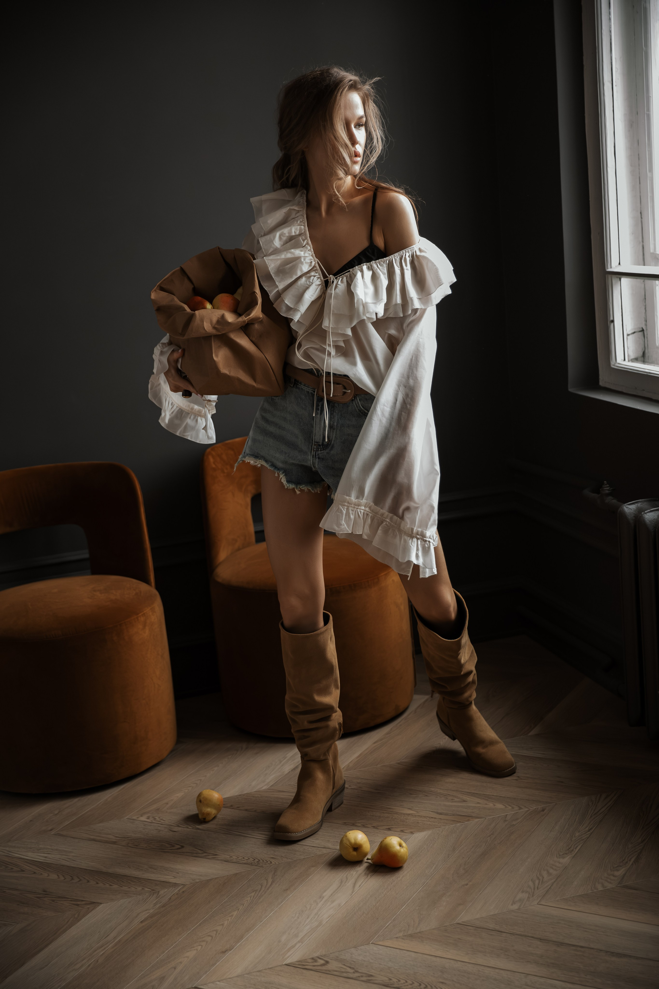 Интерьерный портрет с грушами. Фотограф и видеограф Краснодар