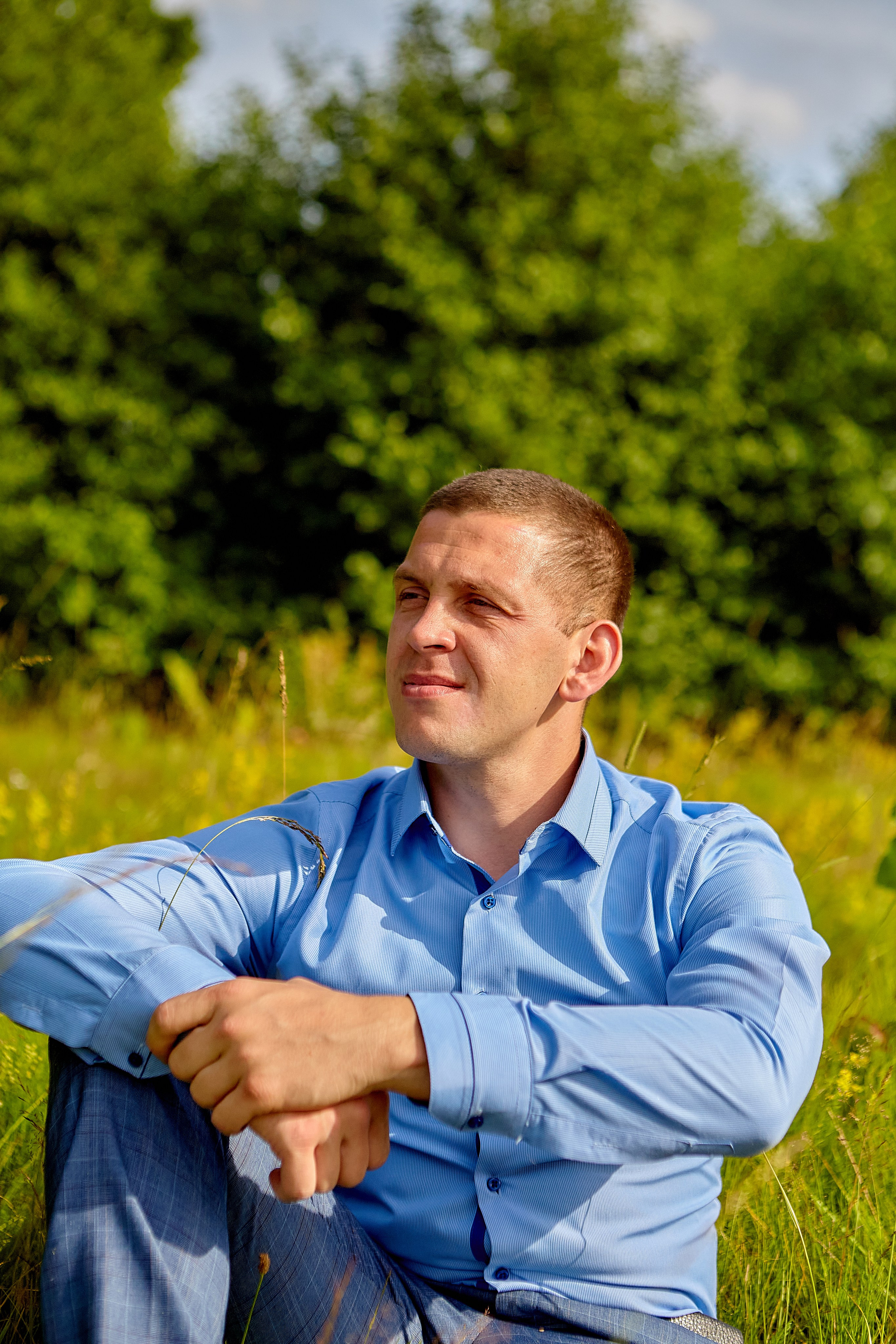 Мужской портрет, исполненный тепла и света, отражает уверенность и спокойствие, как чистое озеро, вокруг которого играет мягкий вечерний ветер. Фото Православного фотографа Николая Голованова.