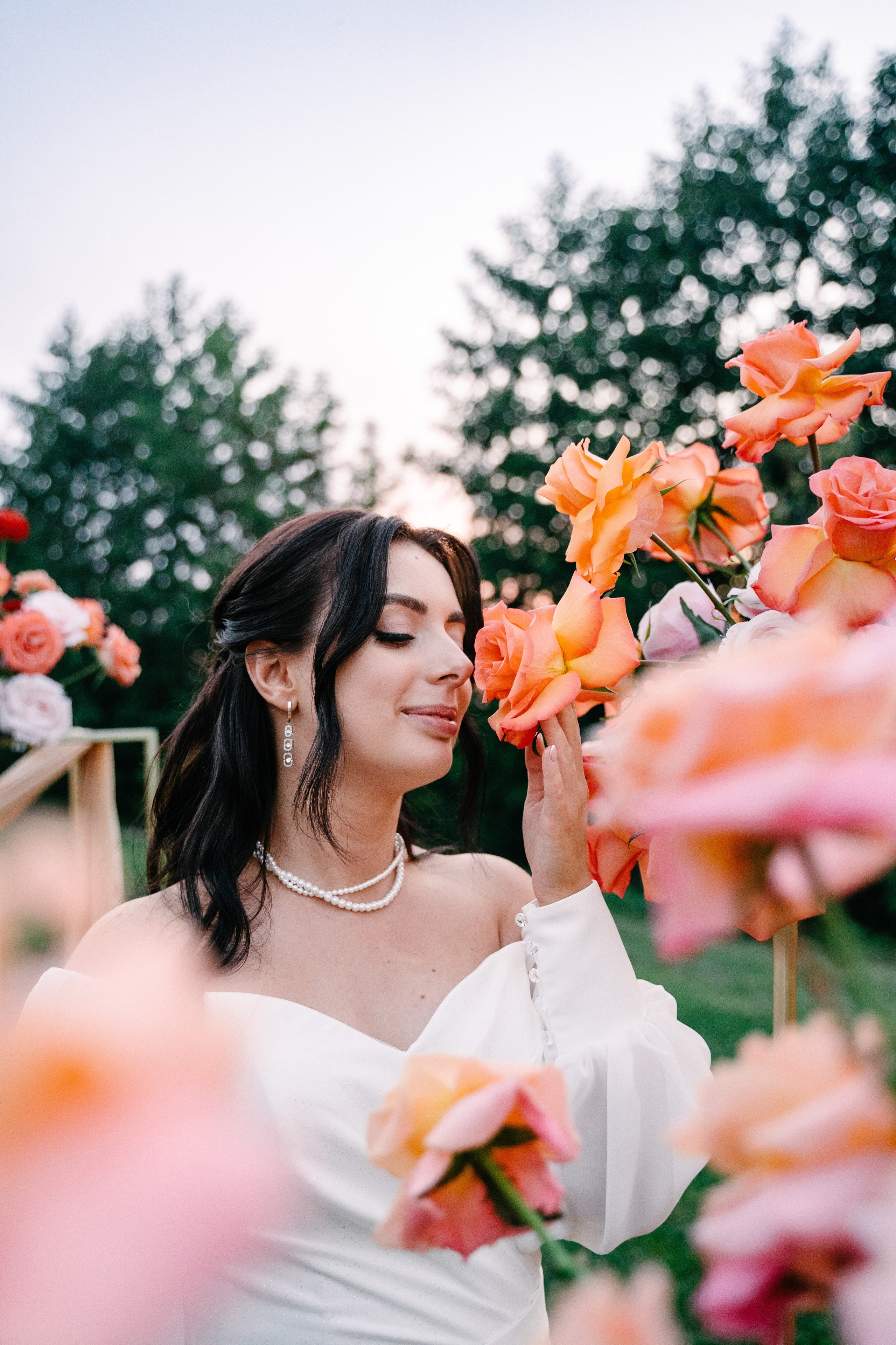 невеста слушает аромат цветов