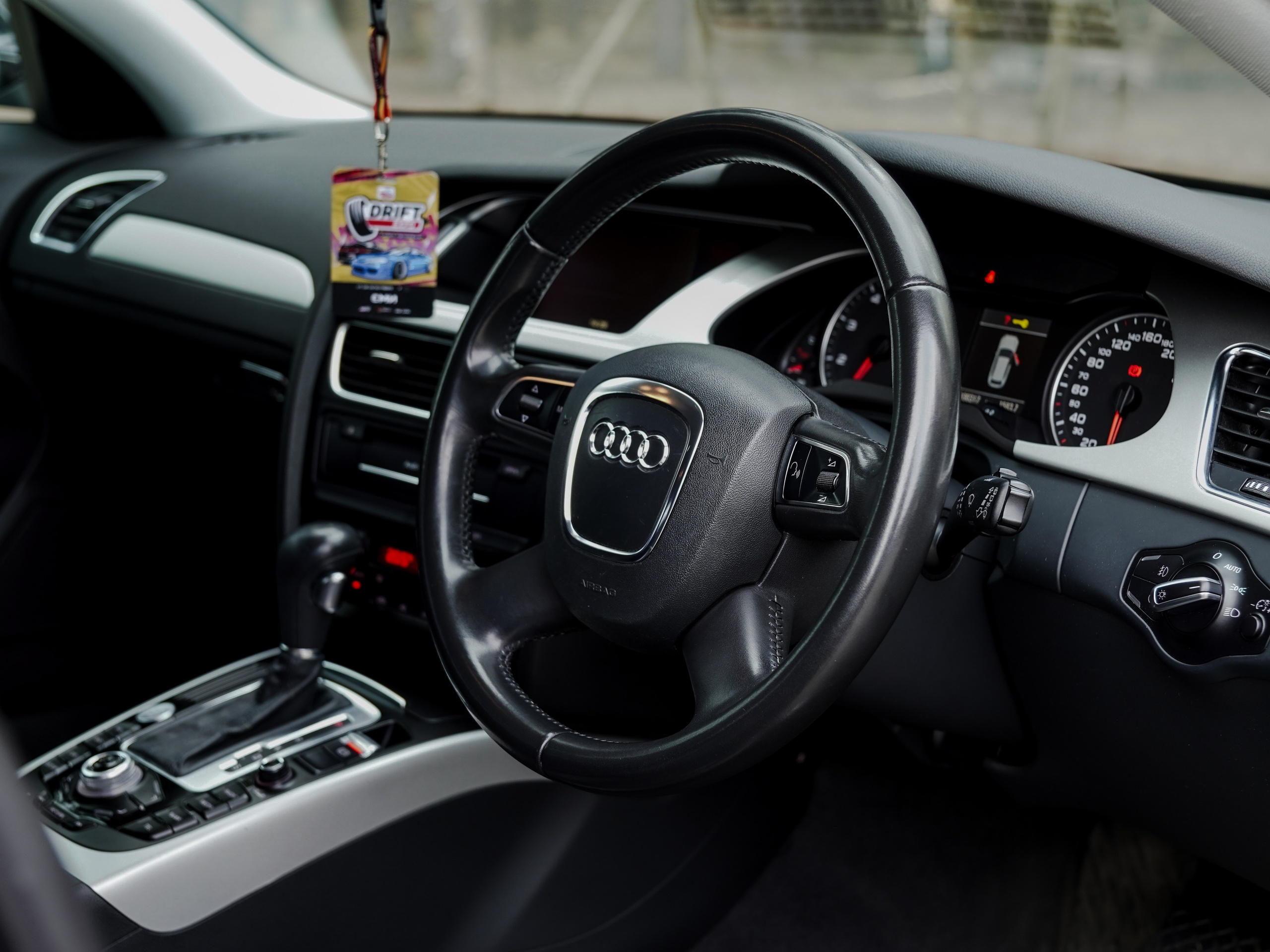 AUDI A4 B8 AVANT. Opasnophoto