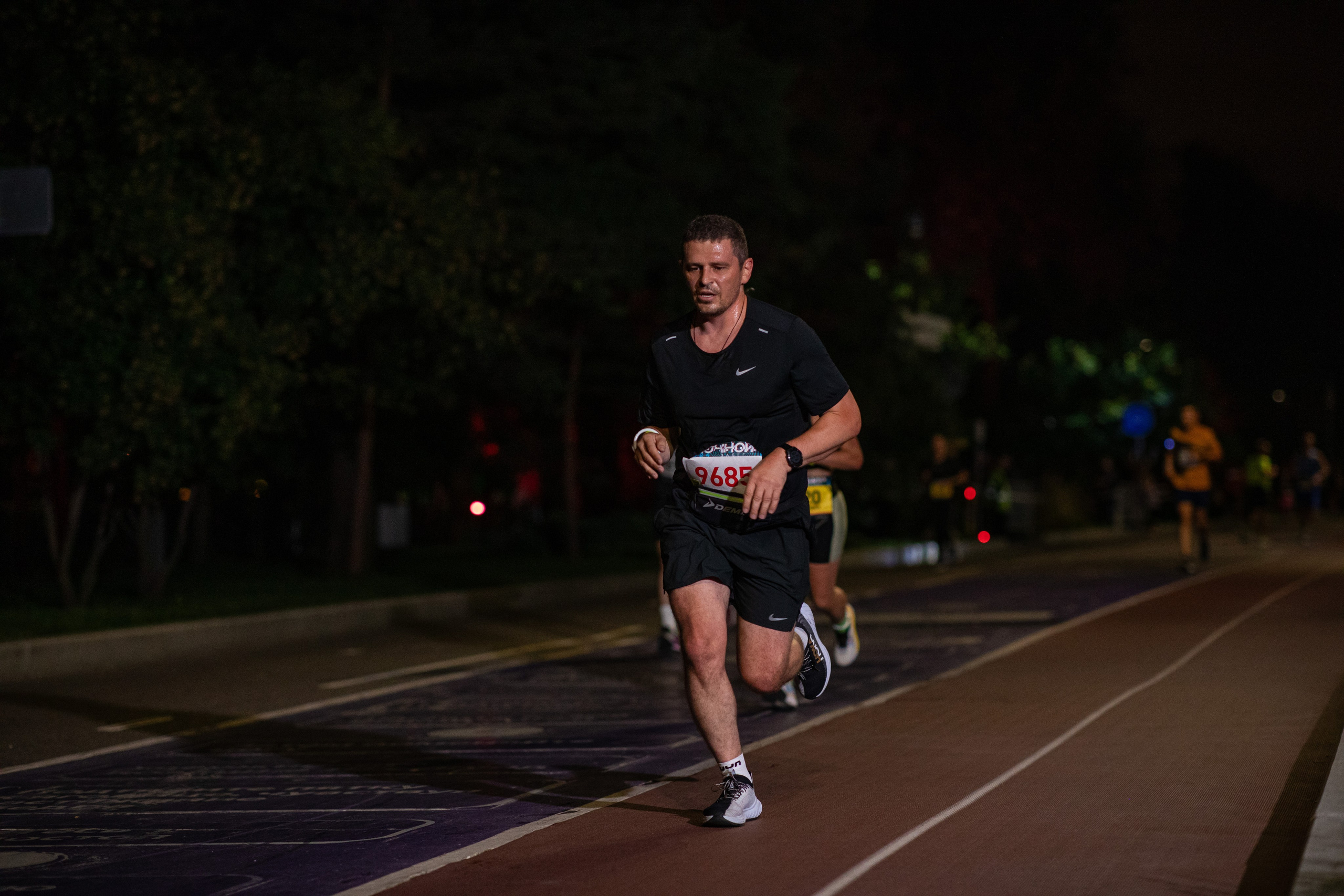 Ночной забег в ленте фотографий бегунов 03.08.24. Фотограф Сергей Ловкий