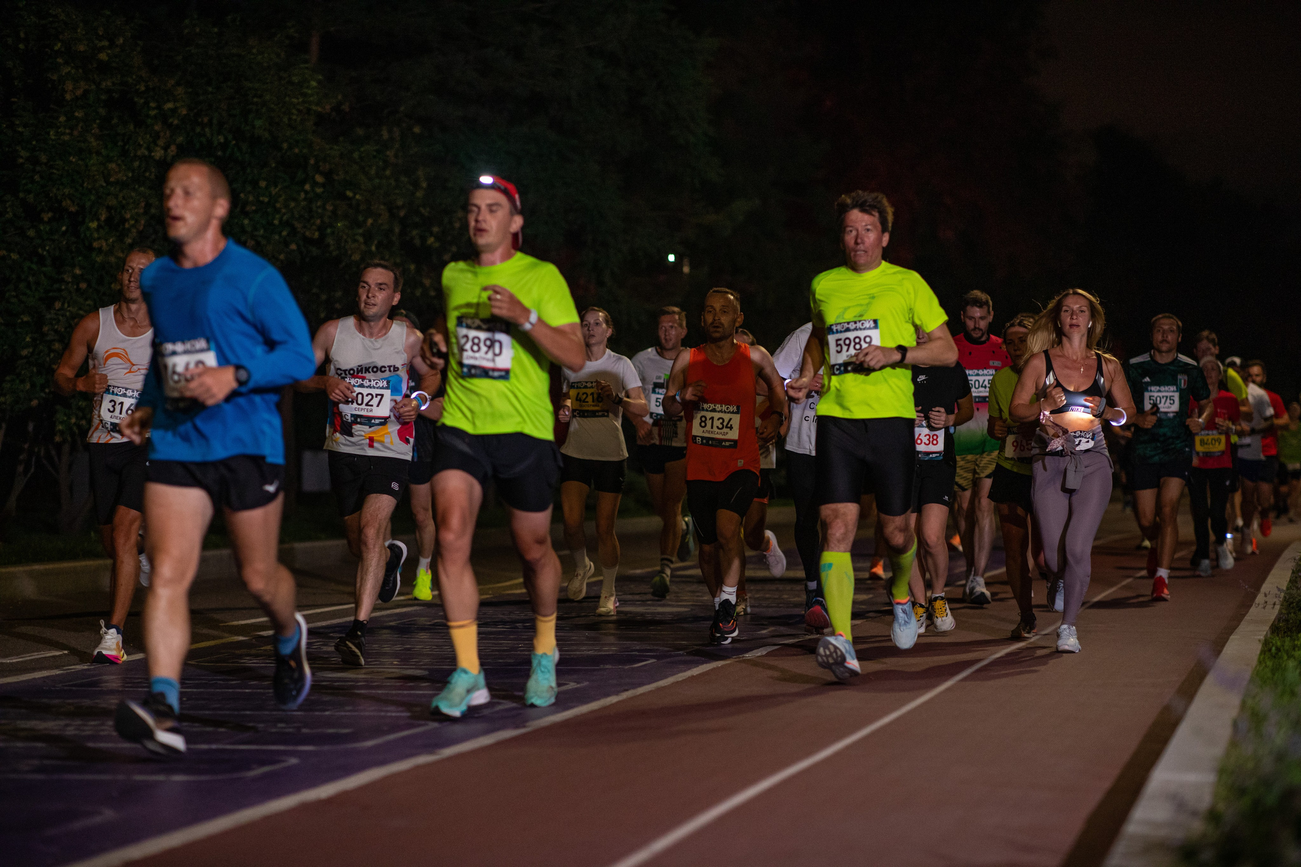 Ночной забег в ленте фотографий бегунов 03.08.24. Фотограф Сергей Ловкий