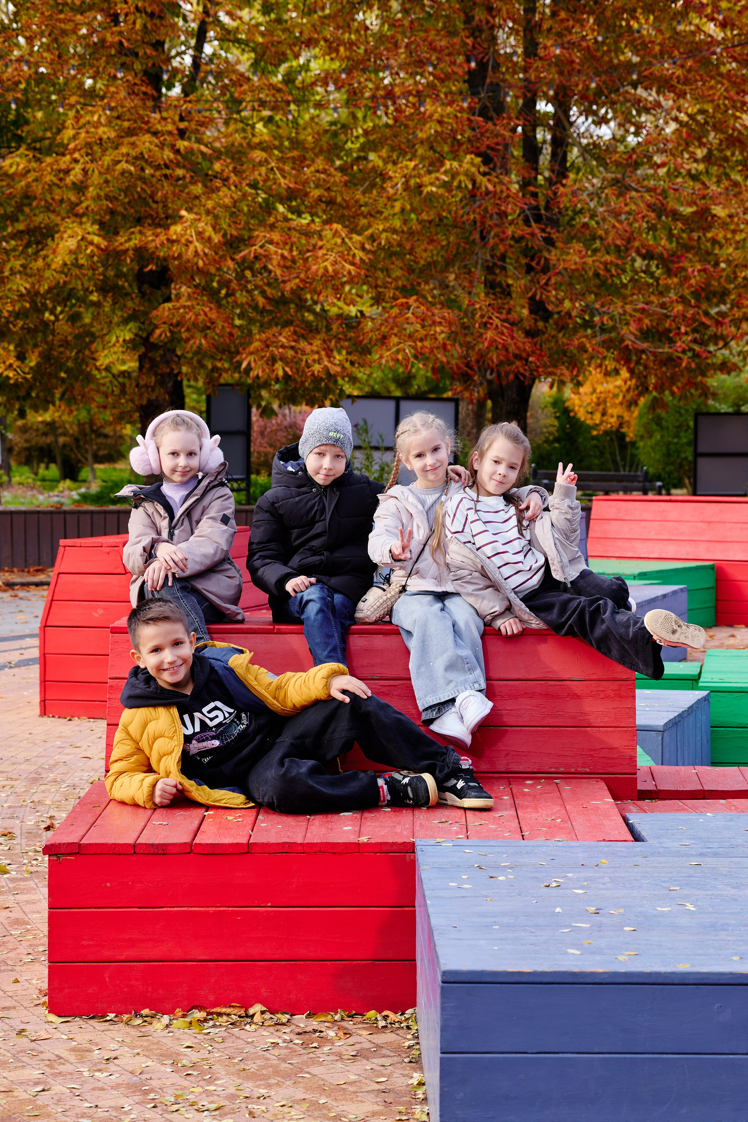 Прогулка в парке классом. Фотограф Выпускные альбомы Таганрог Сергей Коробченко