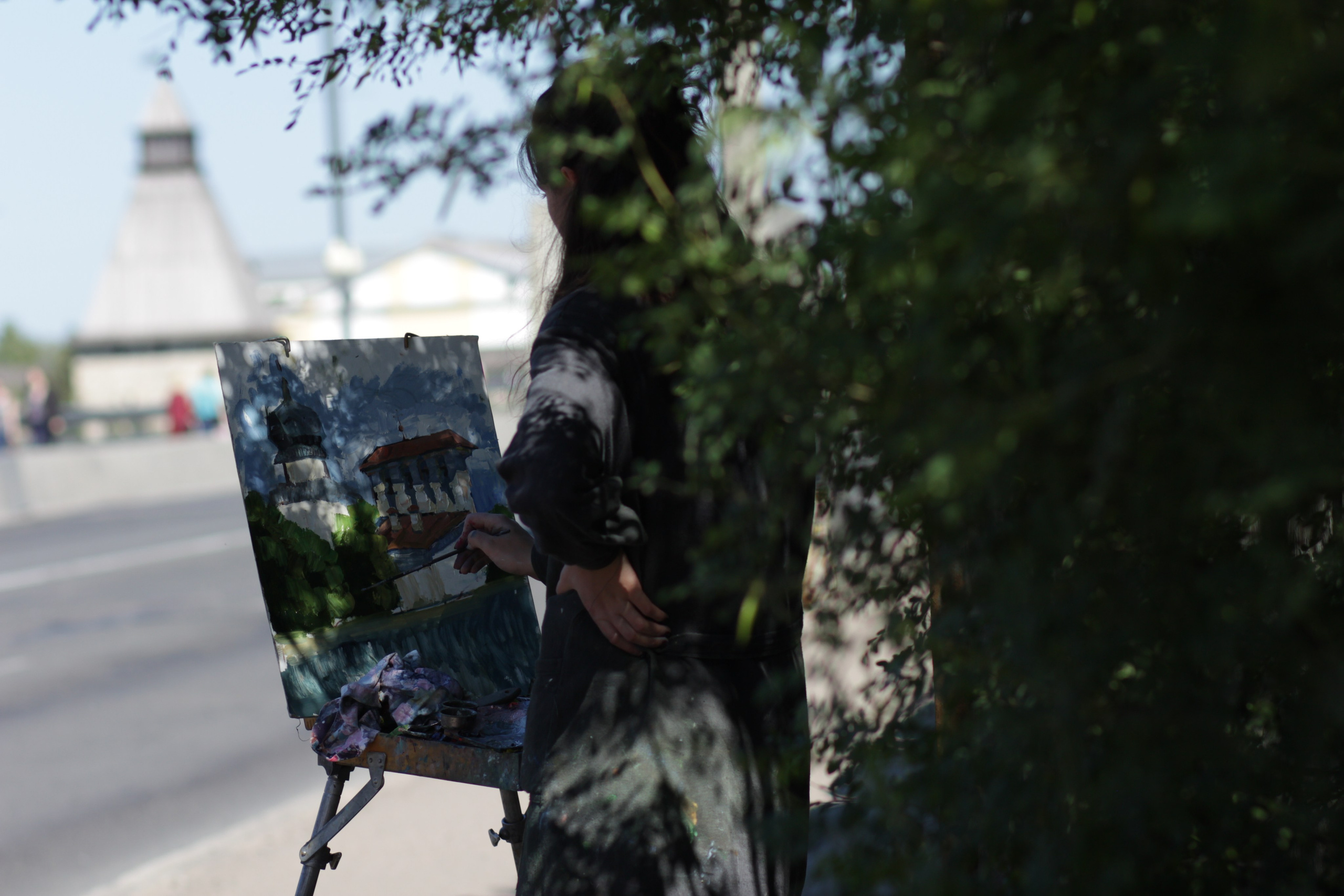 Девушка ученица художник рисует на улице города Псков