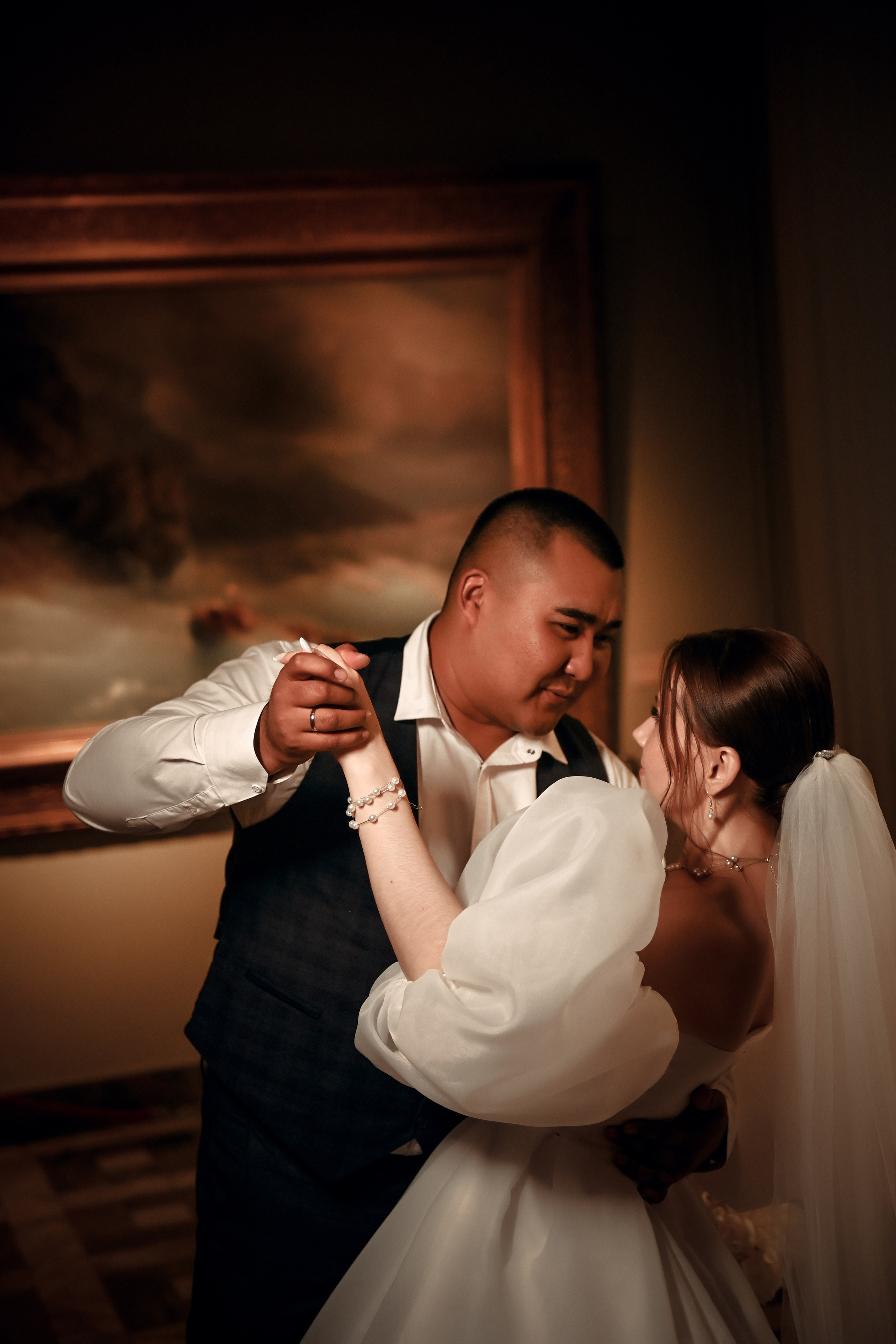 Небольшая свадебная серия в музее и прогулкой под дождем Эльмиры и Ризата. Свадебный, семейный, детский, контент фотограф в Омске Максим Ильин