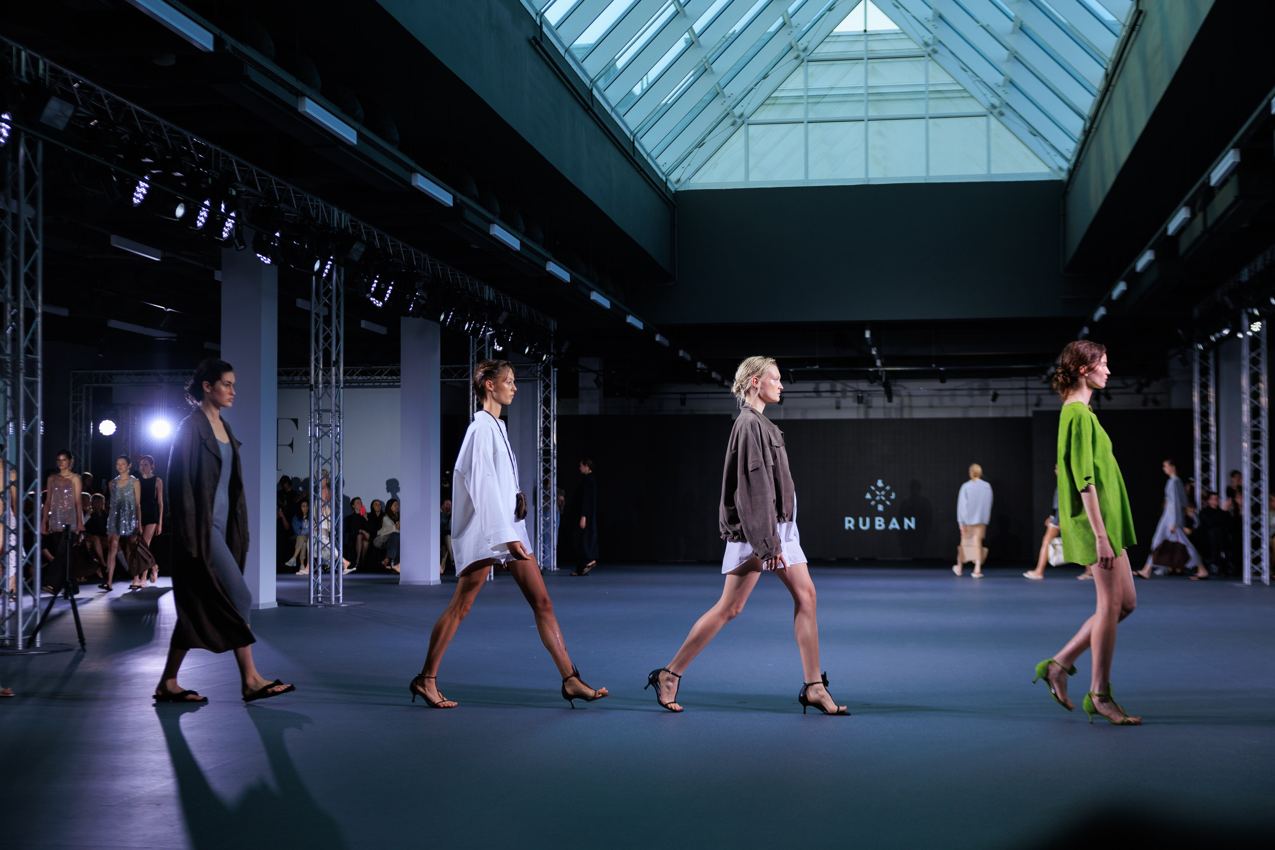 Фотограф для модного показа. Контент для бизнеса в Екатеринбурге Полдень Медиа