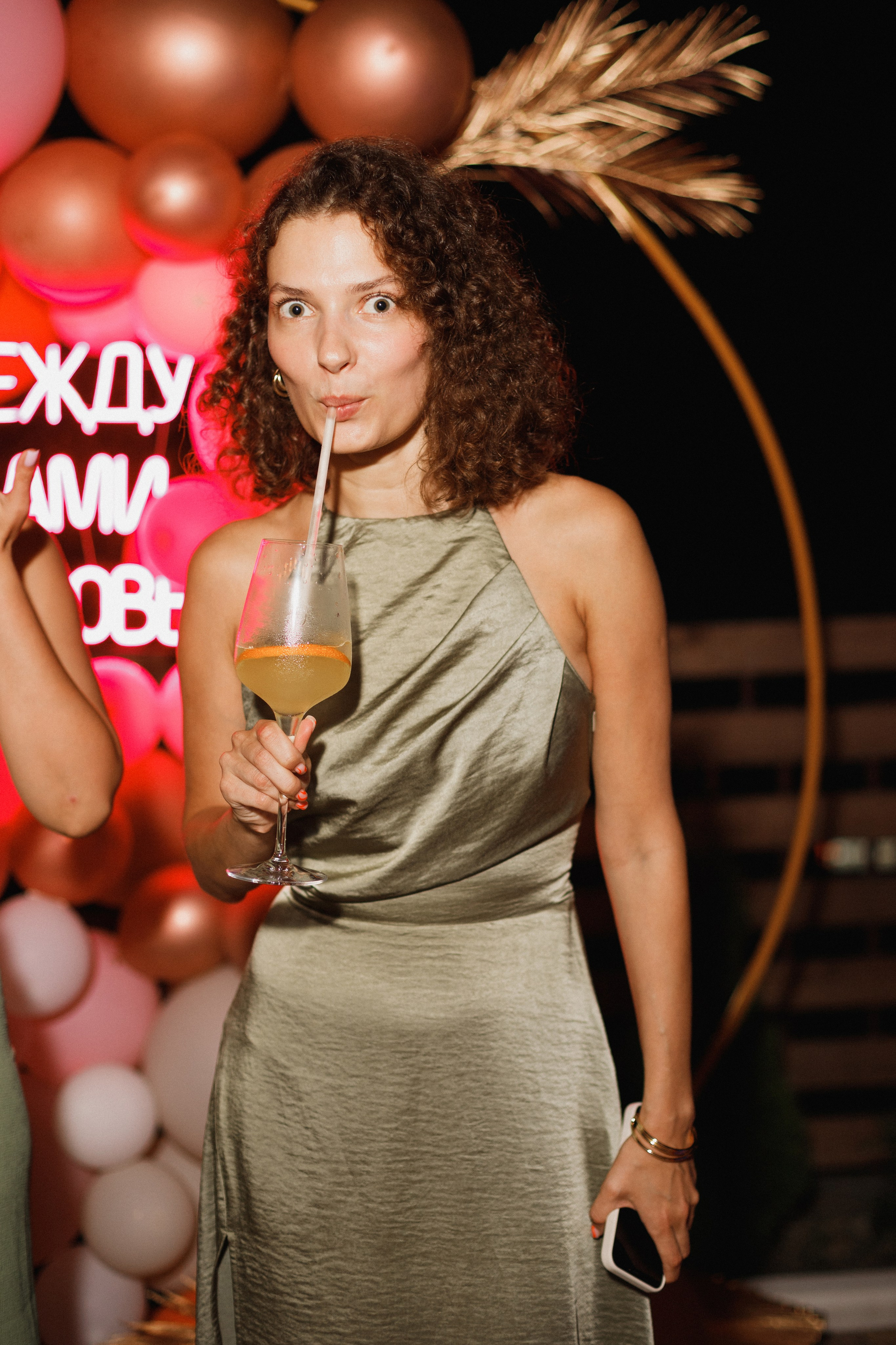 Фотосессия вечеринки у бассейна с видом на горы. Свадебный, репортажный и портретный фотограф Сочи, Краснодар. Александра Зайцева