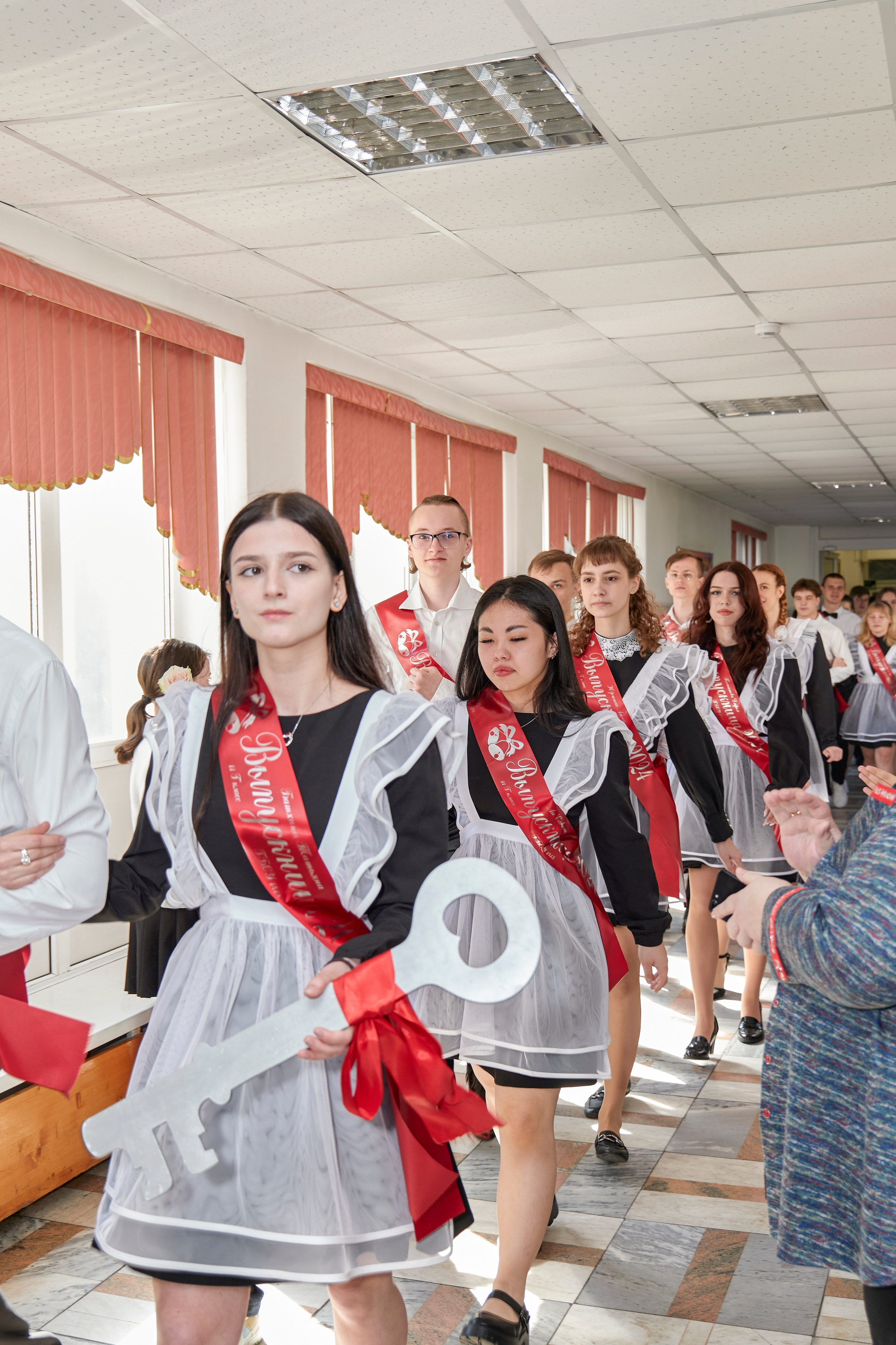 Последний звонок школа 1413. Детский и семейный фотограф г. Москва Оксана Катаджи