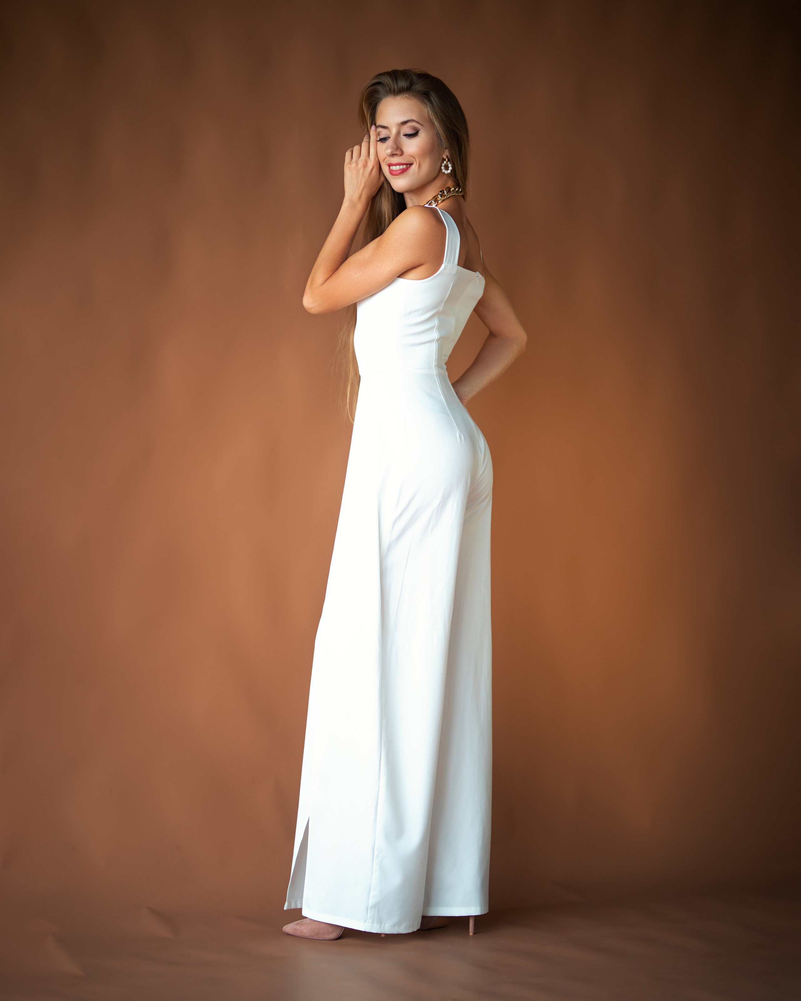 Студийная съемка с Викторией с минимальным интерьером в формате для «себя»