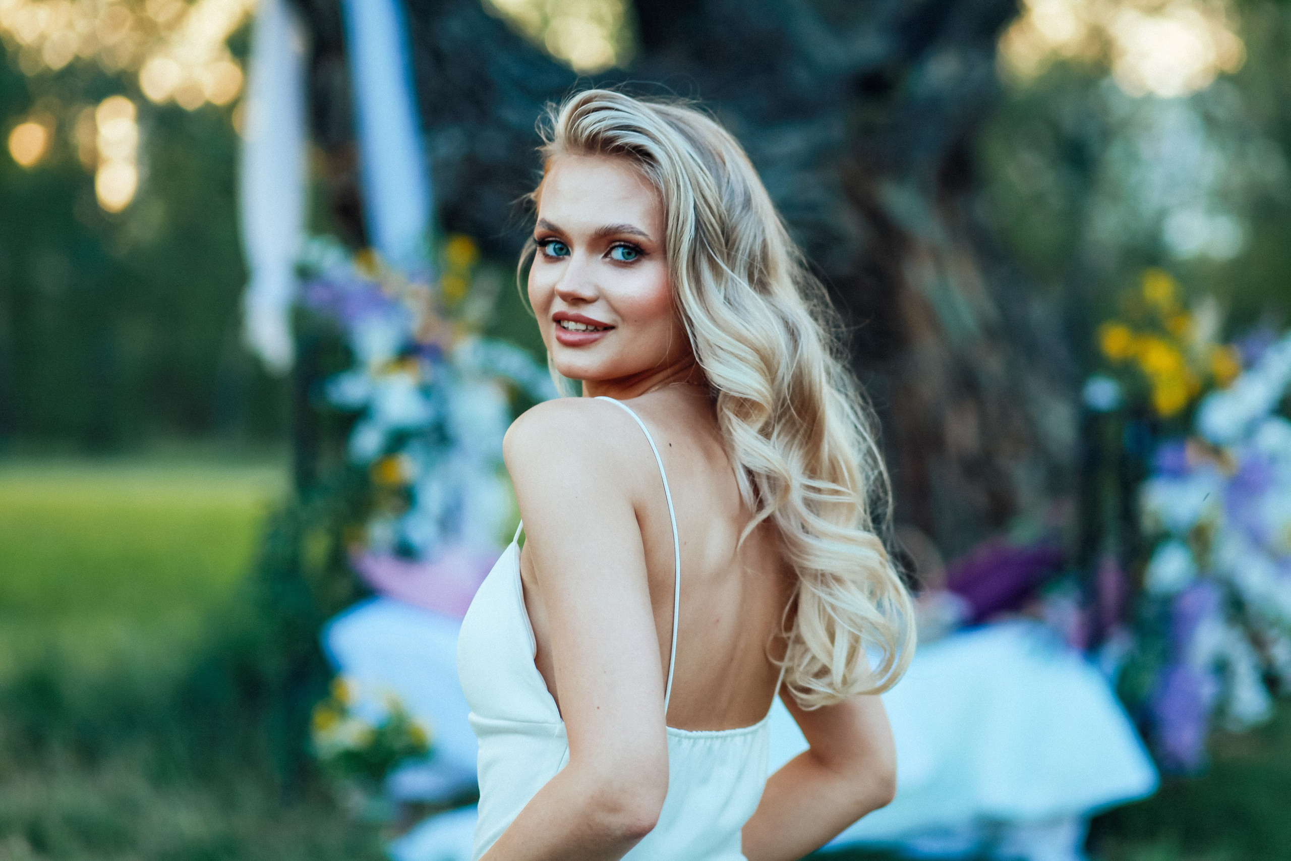 утро очень красивая невеста блондинка цветы природа лето декор дерево кровать 