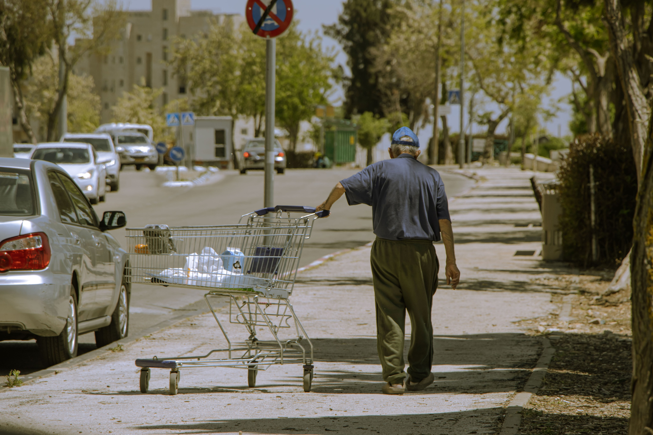дедушка и тележка, магазинная тележка для продуктов которую толкает дед