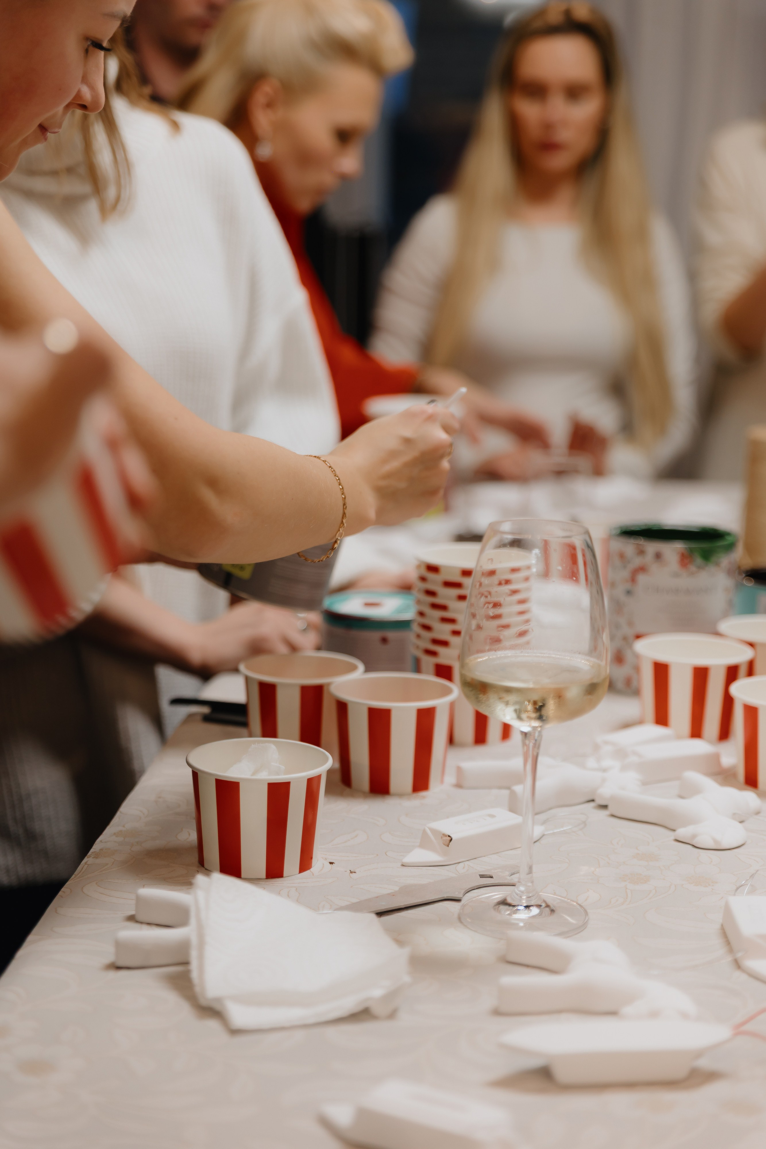 Предновогодний «Кофе-рейв» в L. DECO 17 декабря 2025 года. L. Deco интерьерный салон. Краски/обои/лепной декор