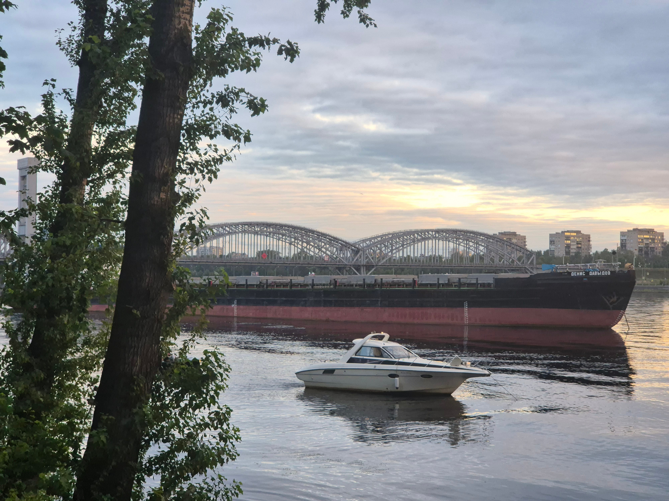 Старт "Мосты" в этом году опыть сокращен до 18 км. На точке старта вот такой корабль сопровождения