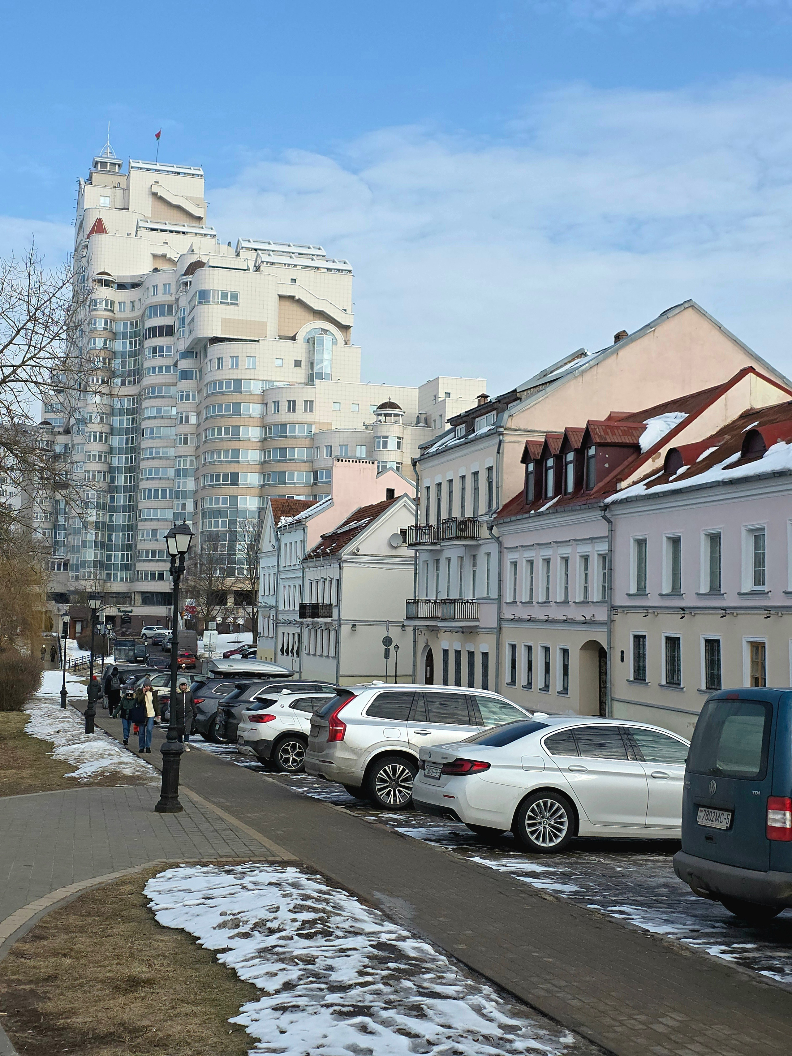 Гулять по Троицкому предместью и набережной Свислочь приятно всегда, но особенно красиво - в солнечную погоду