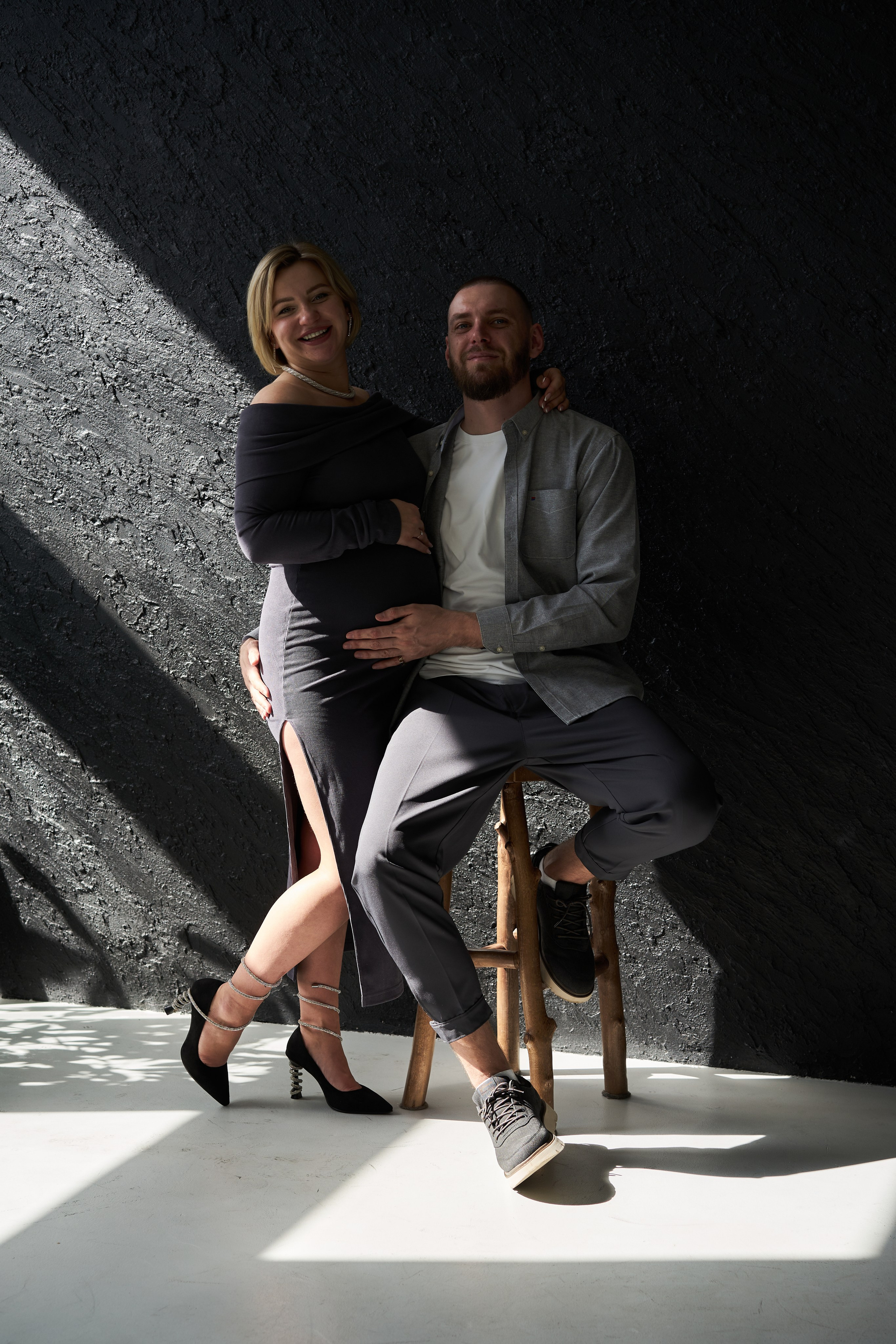 Беременность съемка пары в студии. Фотограф Екатеринбург Кокшарова Александра