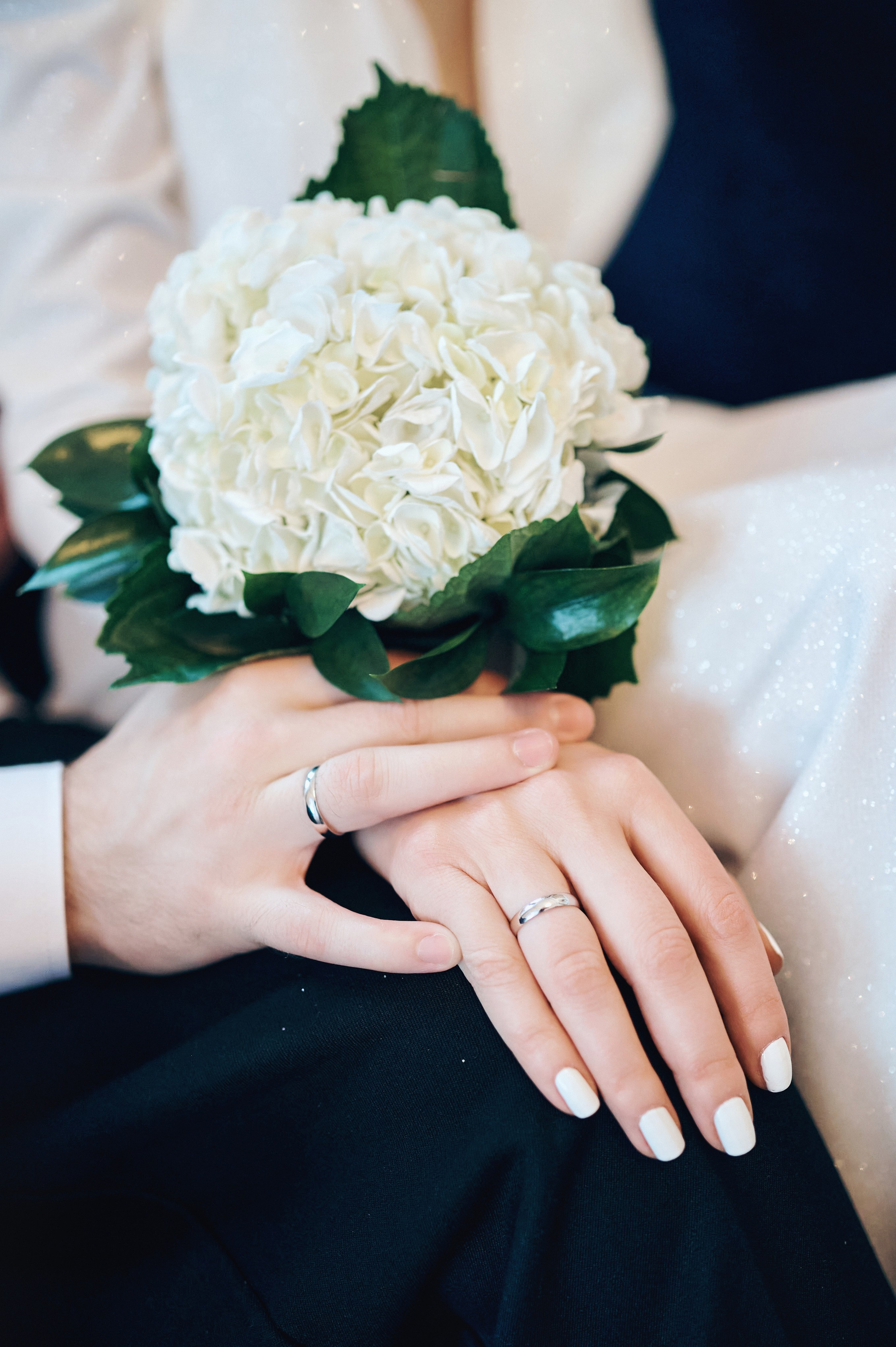 Свадебные гости веселятся, радость праздника, живые свадебные фотографии