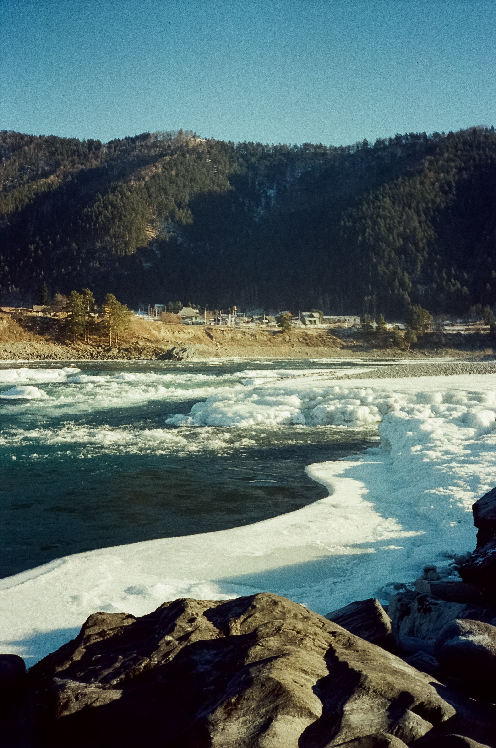 Мост над скалами Зубы Дракона и яркая синева зимней Катуни. Фотограф-документалист Мария Осокина