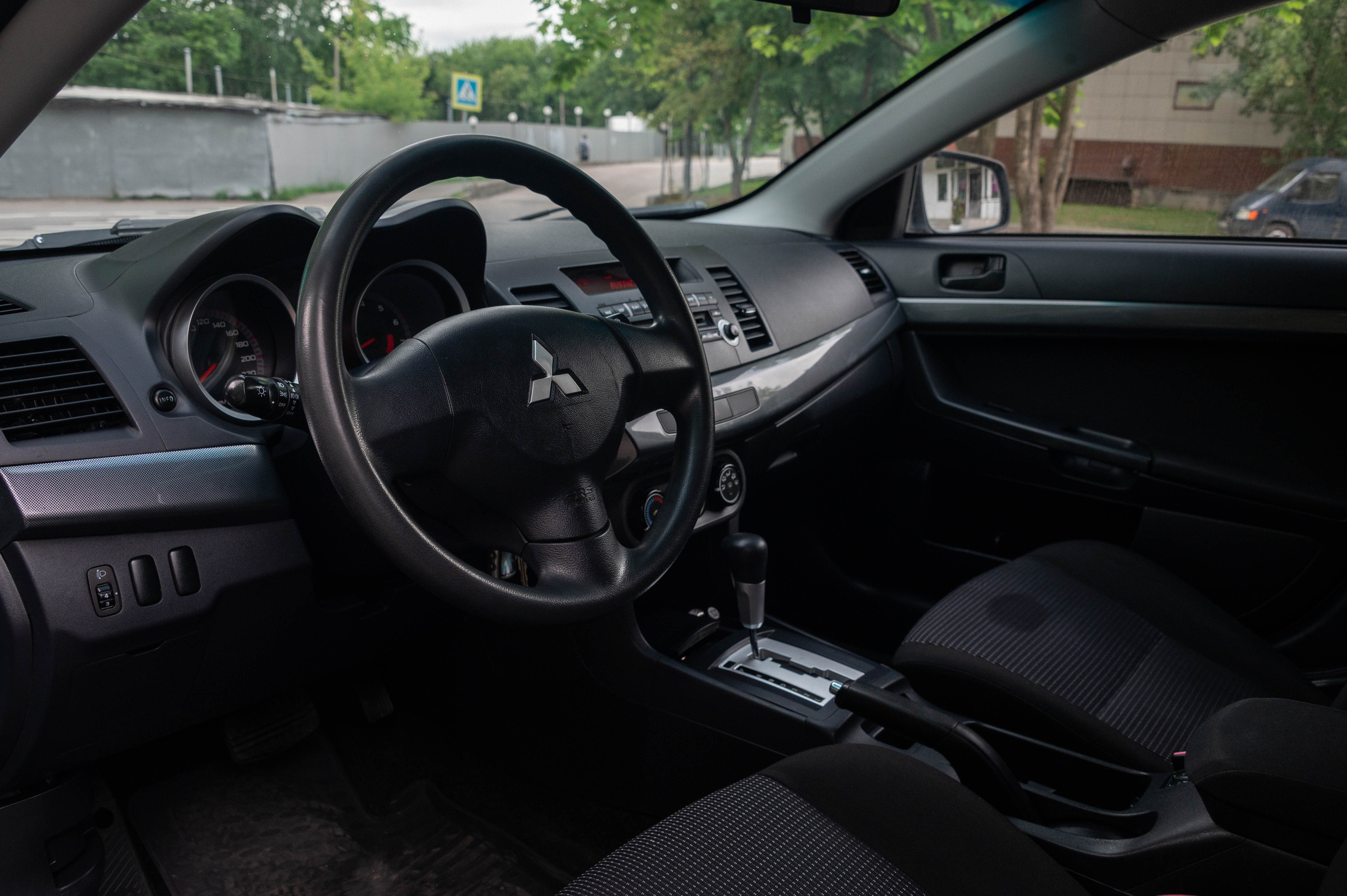 авто на продажу mitsubishi lancer