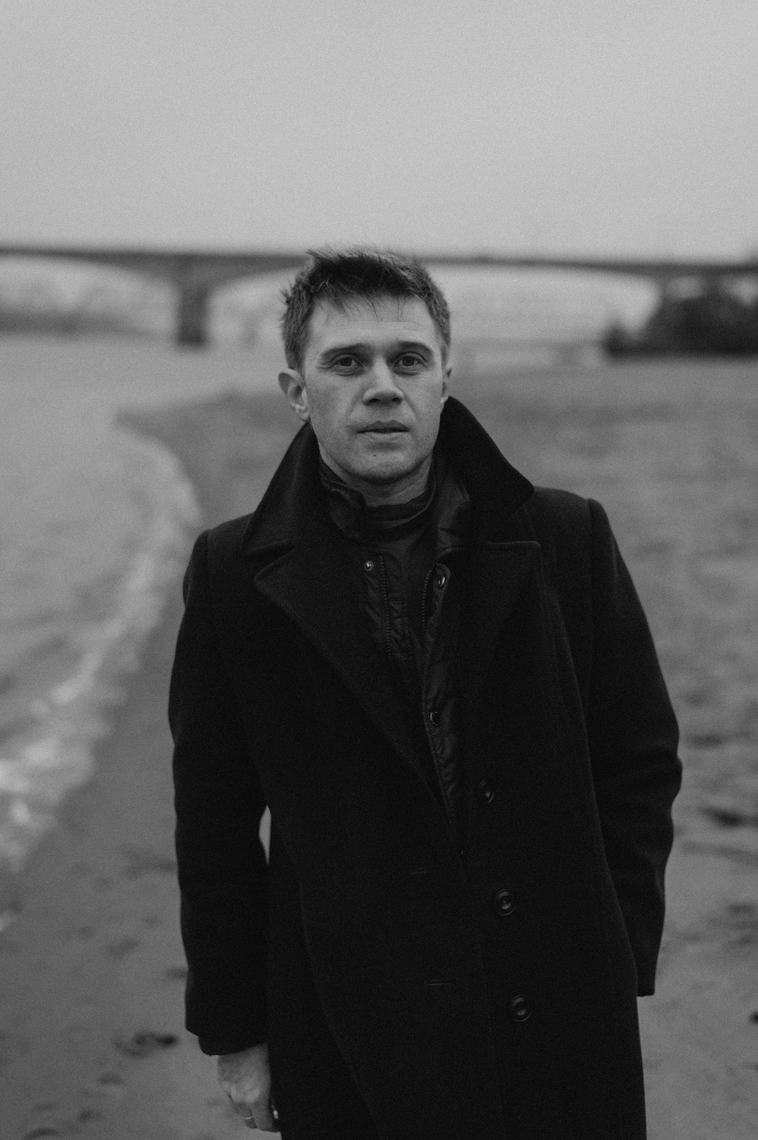 Арсений, пасмурная вода в осени. Свадебный фотограф в Ярославле Денис Медоваров