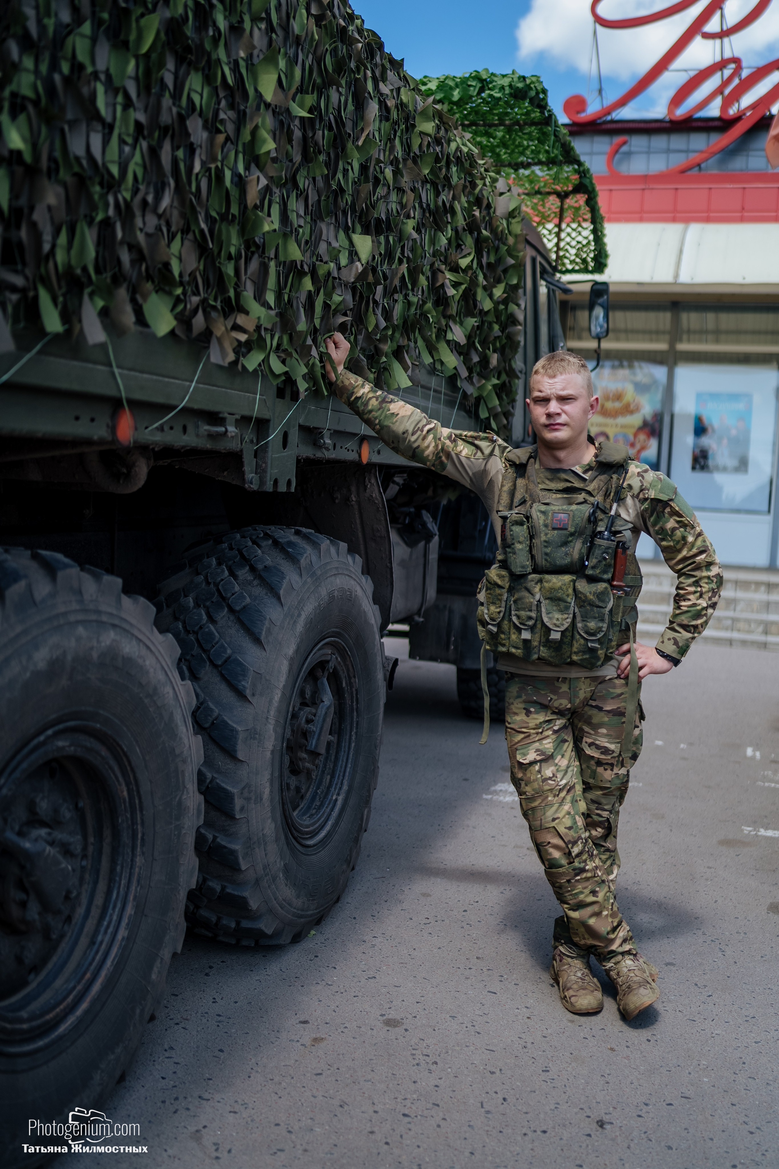 8 июня «Патриоты из Курска» сбор гуманитарной помощи у кинотеатра «Родина». Фотограф Нижний Новгород Татьяна Кейод