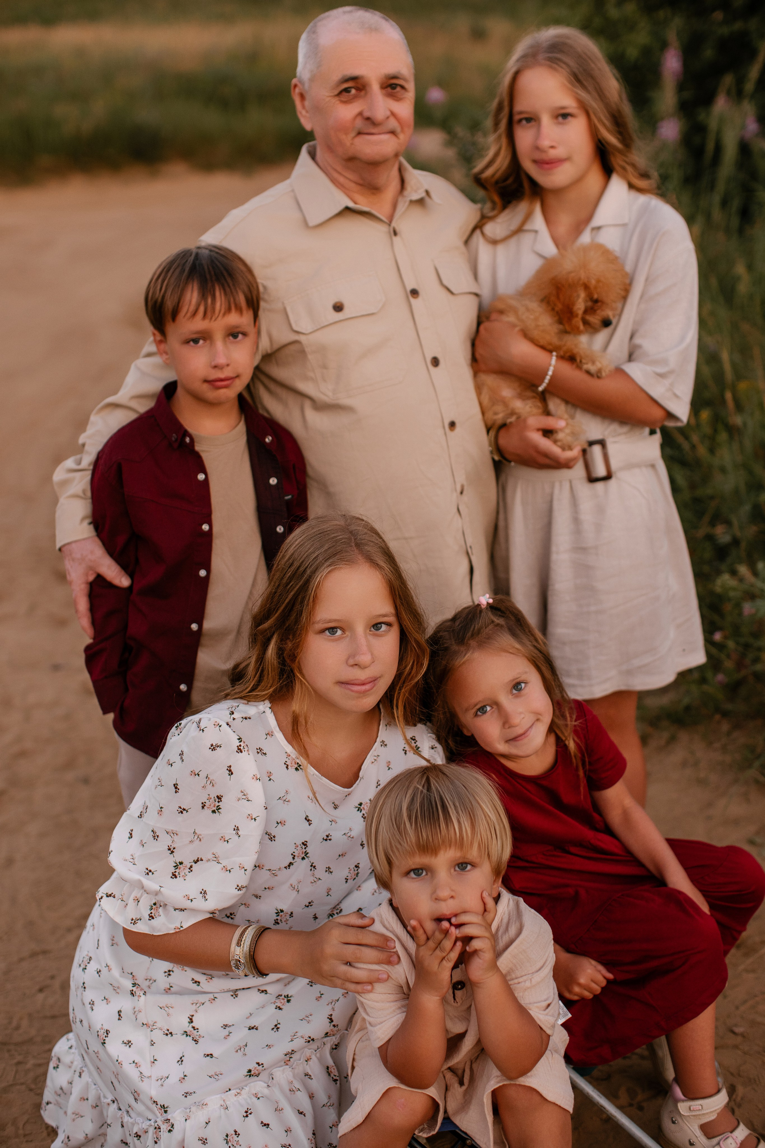 Фотосессия большой семьи в поле