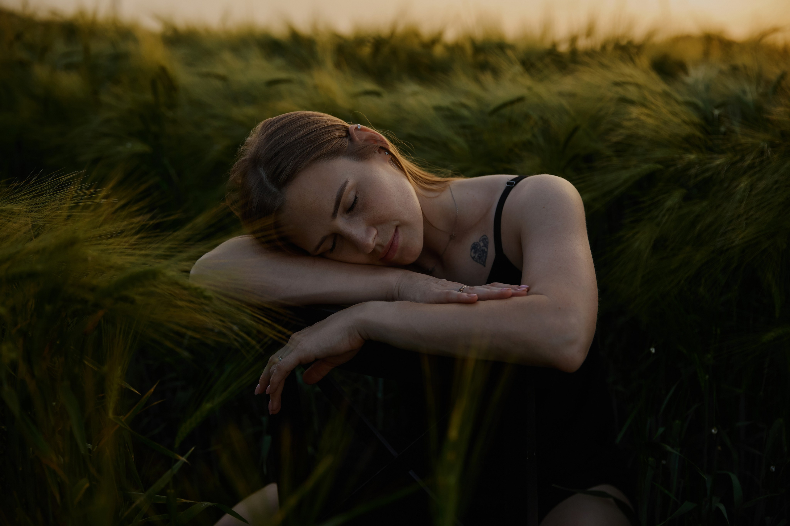 Индивидуальная фотосессия в ржаном поле летом