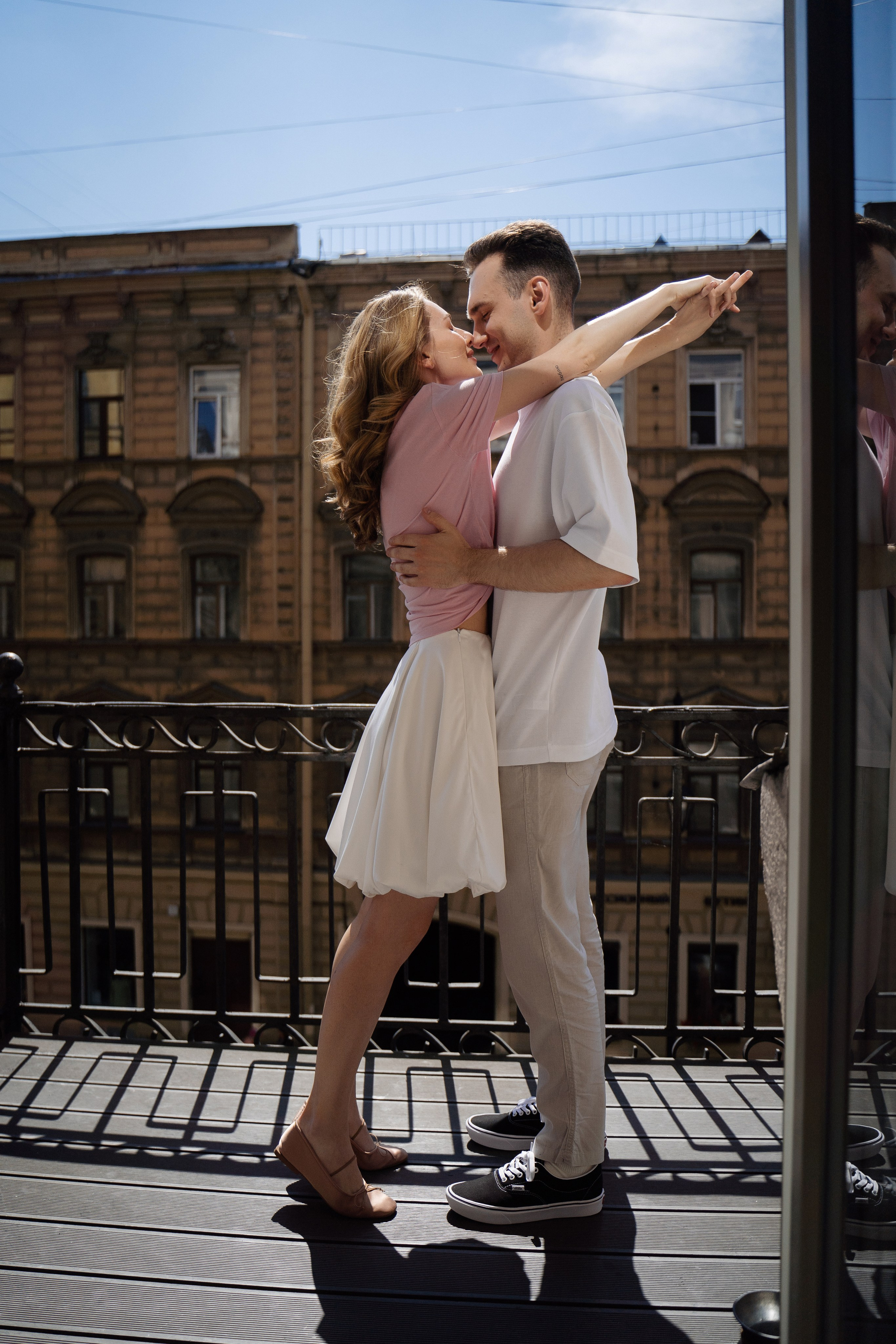 Камерная свадьба на фонтанке в сезонах. Свадебный фотограф организатор в Санкт-Петербурге Ассоль Опарина